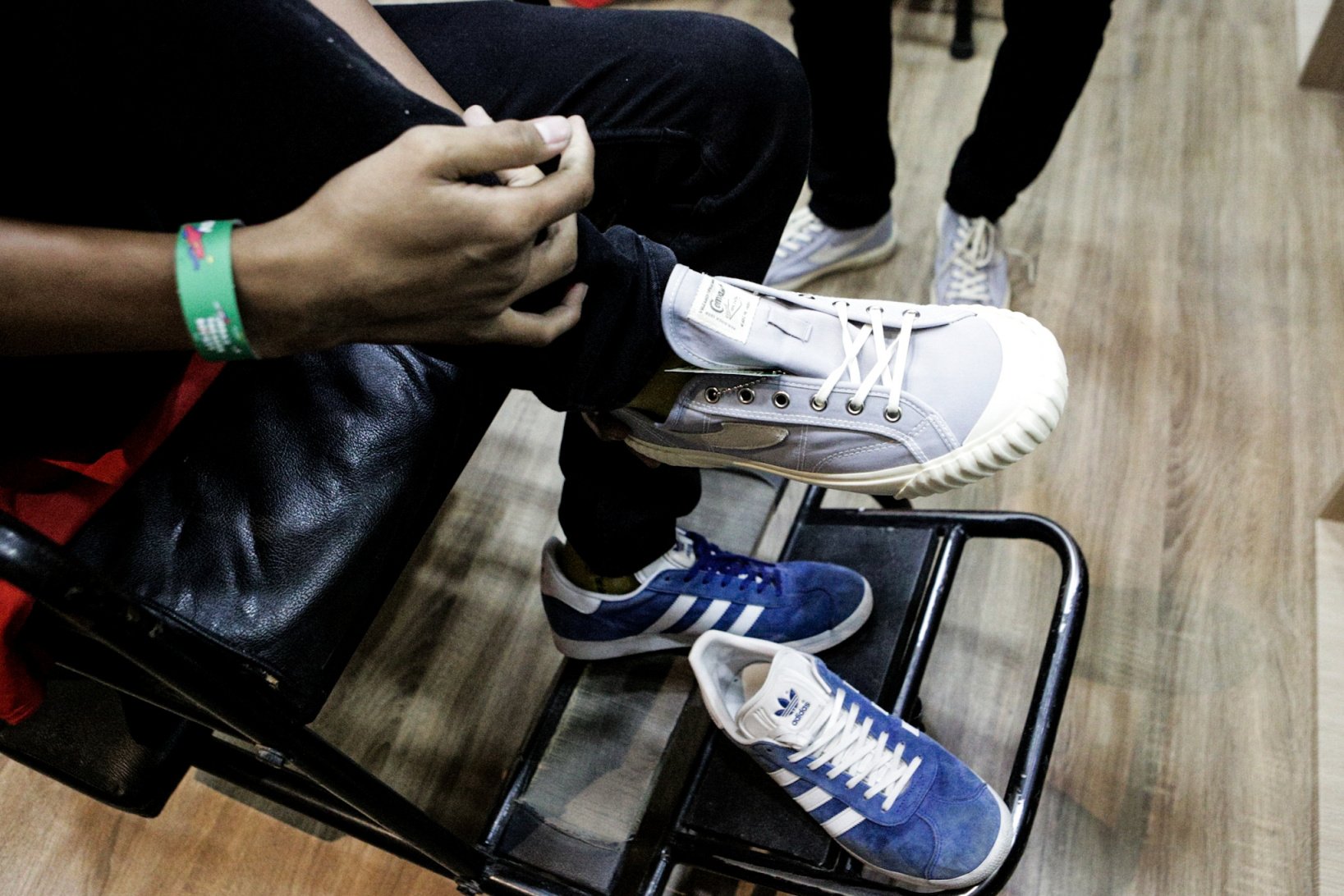 Seorang pengunjung mencoba sepatu di salah satu both dalam bazar Urban Sneaker Society di ke Plaza Gedung District 8, SCBD, Jakarta Selatan (08/11/2019). Terdapat beberapa brand sepatu yang merilis produk hasil kolaborasi eksklusifnya, diantaranya sepatu Compass, Untold, Rafheoo Footwear, hingga G-Shock. Selain itu, ada pula kolaborasi eksklusif seperti ublic Culture, FR2 (Fxxcking Rabbit), Atmos, hingga Round Two by Sean Wotherspoon.