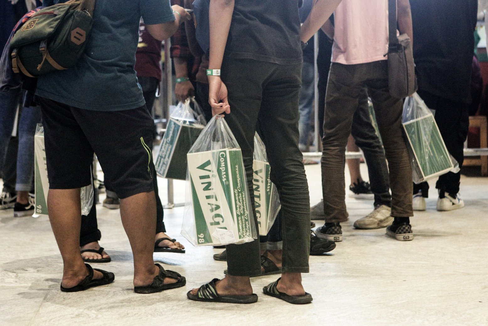 Seorang pengunjung menenteng kantong belanjaan sepatu Compass dalam bazar Urban Sneaker Society di ke Plaza Gedung District 8, SCBD, Jakarta Selatan (08/11/2019). Terdapat beberapa brand sepatu yang merilis produk hasil kolaborasi eksklusifnya, diantaranya sepatu Compass, Untold, Rafheoo Footwear, hingga G-Shock. Selain itu, ada pula kolaborasi eksklusif seperti ublic Culture, FR2 (Fxxcking Rabbit), Atmos, hingga Round Two by Sean Wotherspoon.
