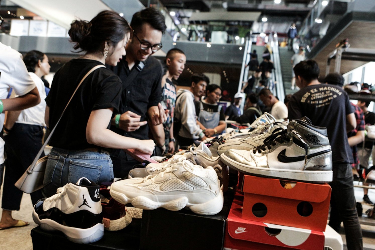 Pengunjung melihat sepatu di bazar Urban Sneaker Society di ke Plaza Gedung District 8, SCBD, Jakarta Selatan (08/11/2019). Terdapat beberapa brand sepatu yang merilis produk hasil kolaborasi eksklusifnya, diantaranya sepatu Compass, Untold, Rafheoo Footwear, hingga G-Shock. Selain itu, ada pula kolaborasi eksklusif seperti ublic Culture, FR2 (Fxxcking Rabbit), Atmos, hingga Round Two by Sean Wotherspoon.