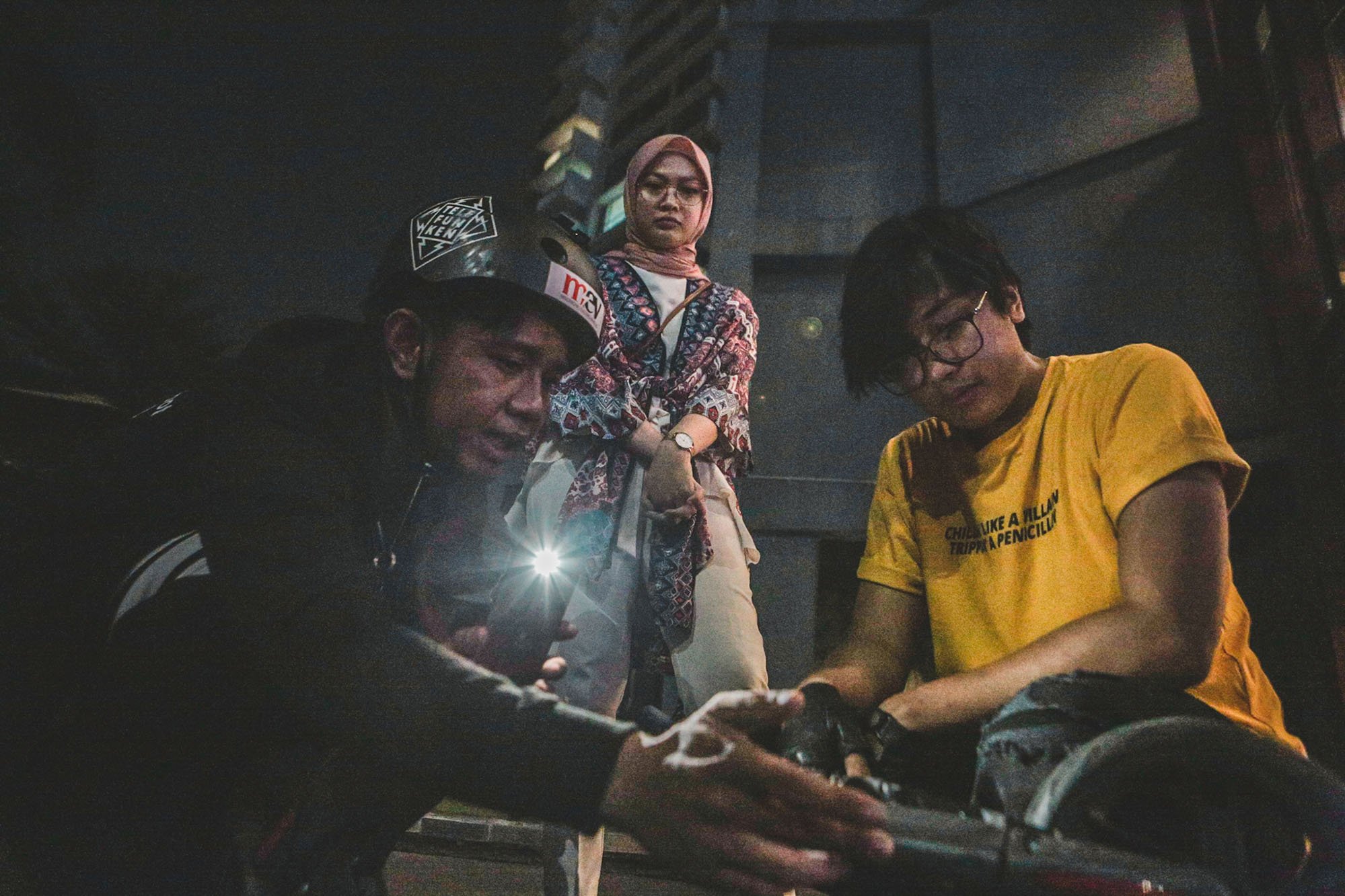 Pengguna skuter listrik memeriksa tunggangannya sebelum berkendara di Kemang, Jakarta (9/11/2019). Skuter listrik menjadi bagian peralihan kendaraan berbahan bakar minyak menjadi bertenaga listrik dengan emisi nol