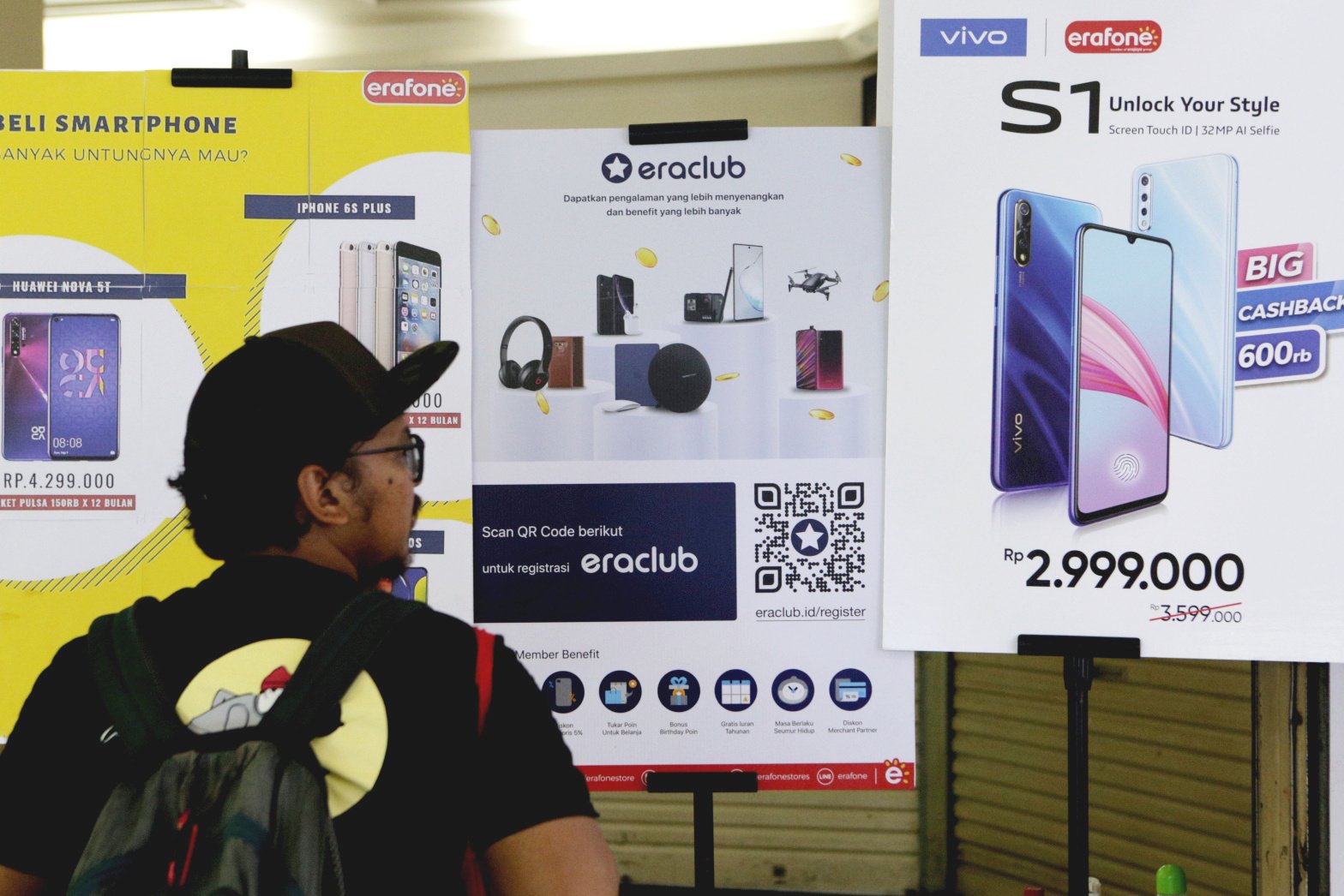 Suasana penjualan handphone di ITC Roxy Mas, Jakarta (11/11/2019). Periset pasar kembali mengungkap lesunya penjualan smartphone pada kuartal II-2019. Penurunannya mencapai 1,7 persen secara year over year atau secara jumlah unit, menurun dari angka 374 juta menjadi 368 juta. 