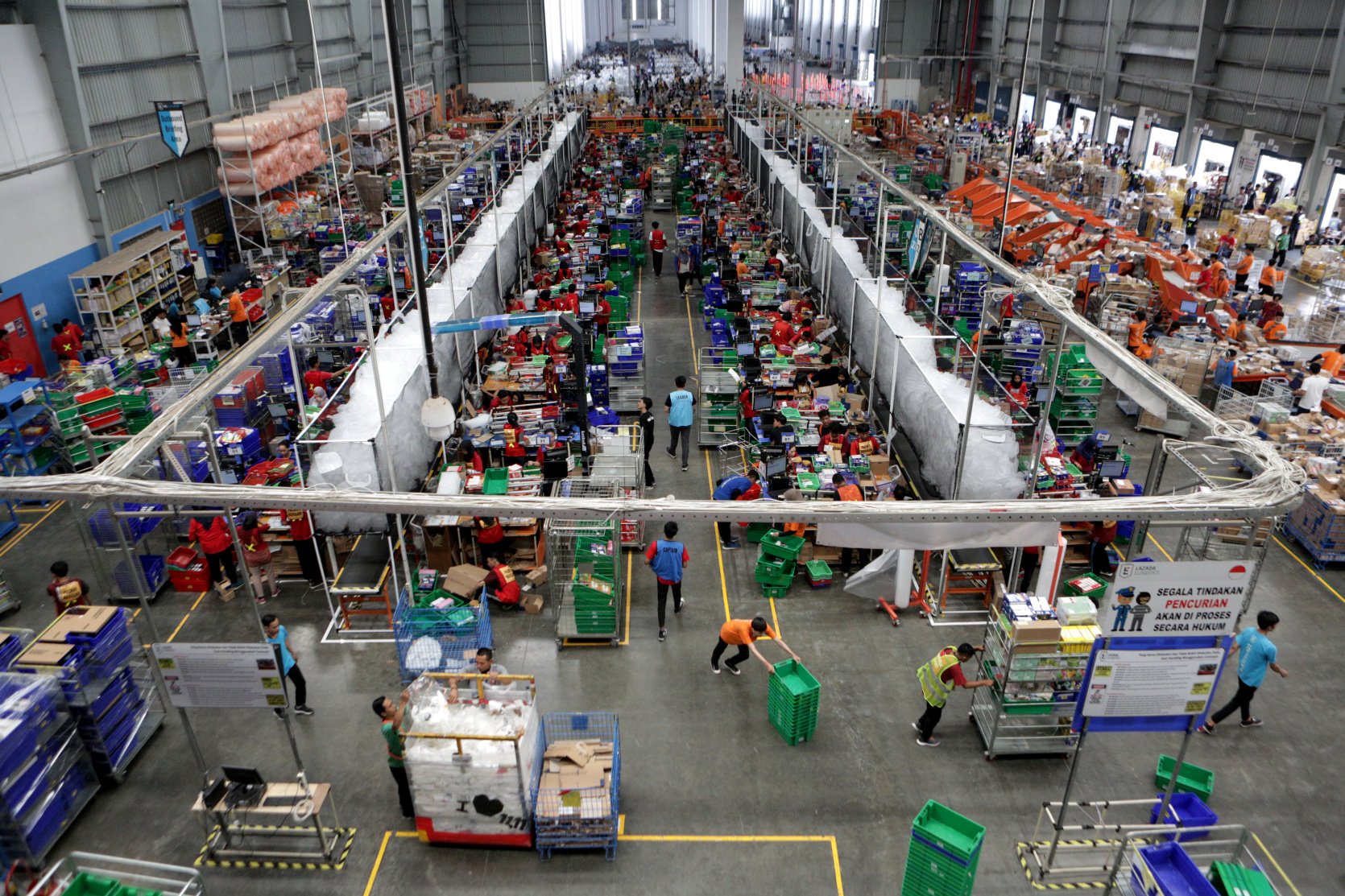 Ribuan pekerja di Warehouse Lazada, Kawasan Depok, Jawa Barat (12/11/2019). Dalam pesta belanja online 11.11, transaksi Lazada mencapai 600 ribu item per hari, meningkat tiga kali dari hari biasanya.