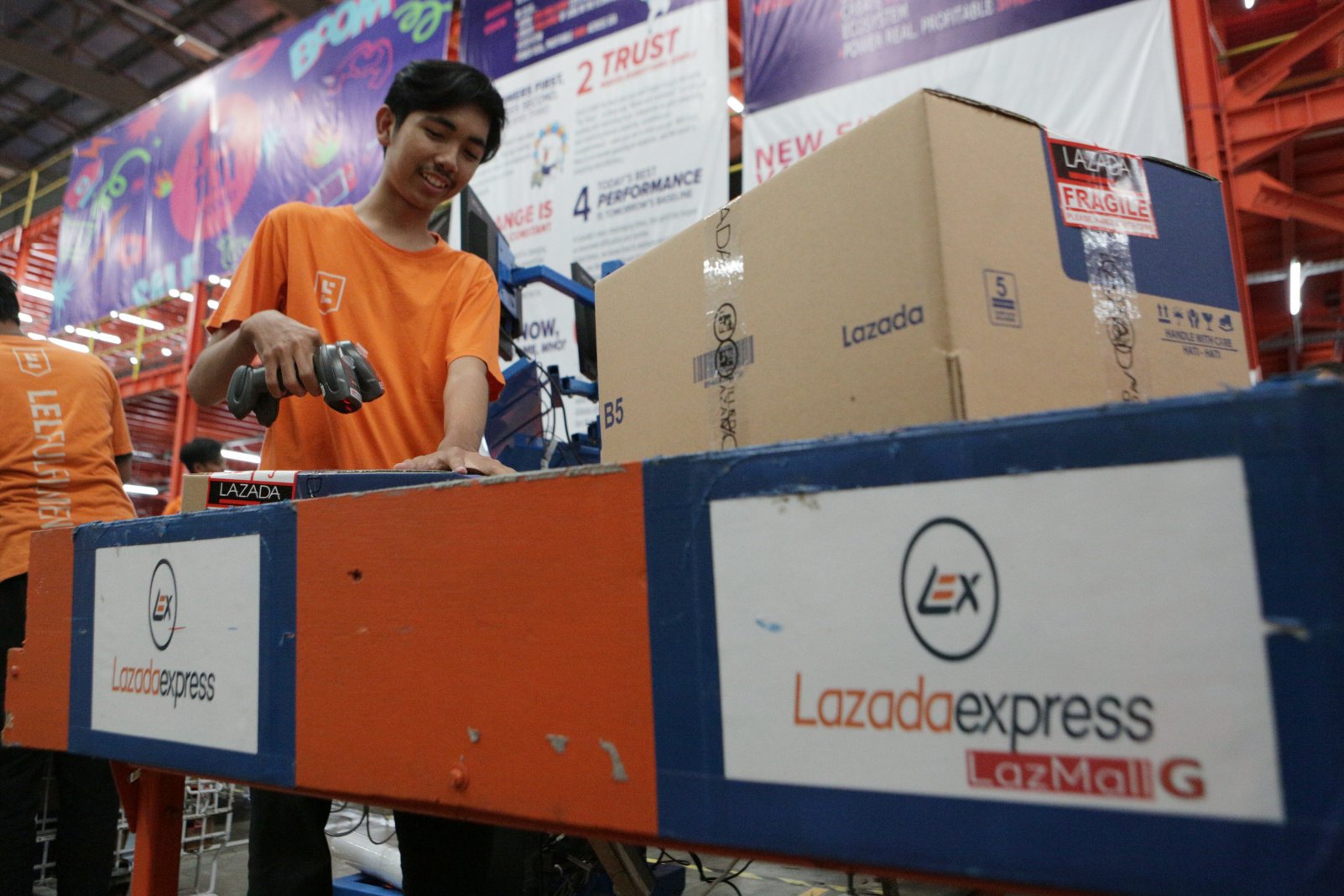 Kesibukan persortiran item di Warehouse Lazada di kawasan Cimanggis, Kota Depok, Jawa Barat, Selasa (12/11/2019). Warehouse seluas 30.000 meter persegi ini memiliki kapasitas penyimpanan dua juta dari kapasitas total delapan juta barang dan diklaim terbesar di Asia Tenggara. 