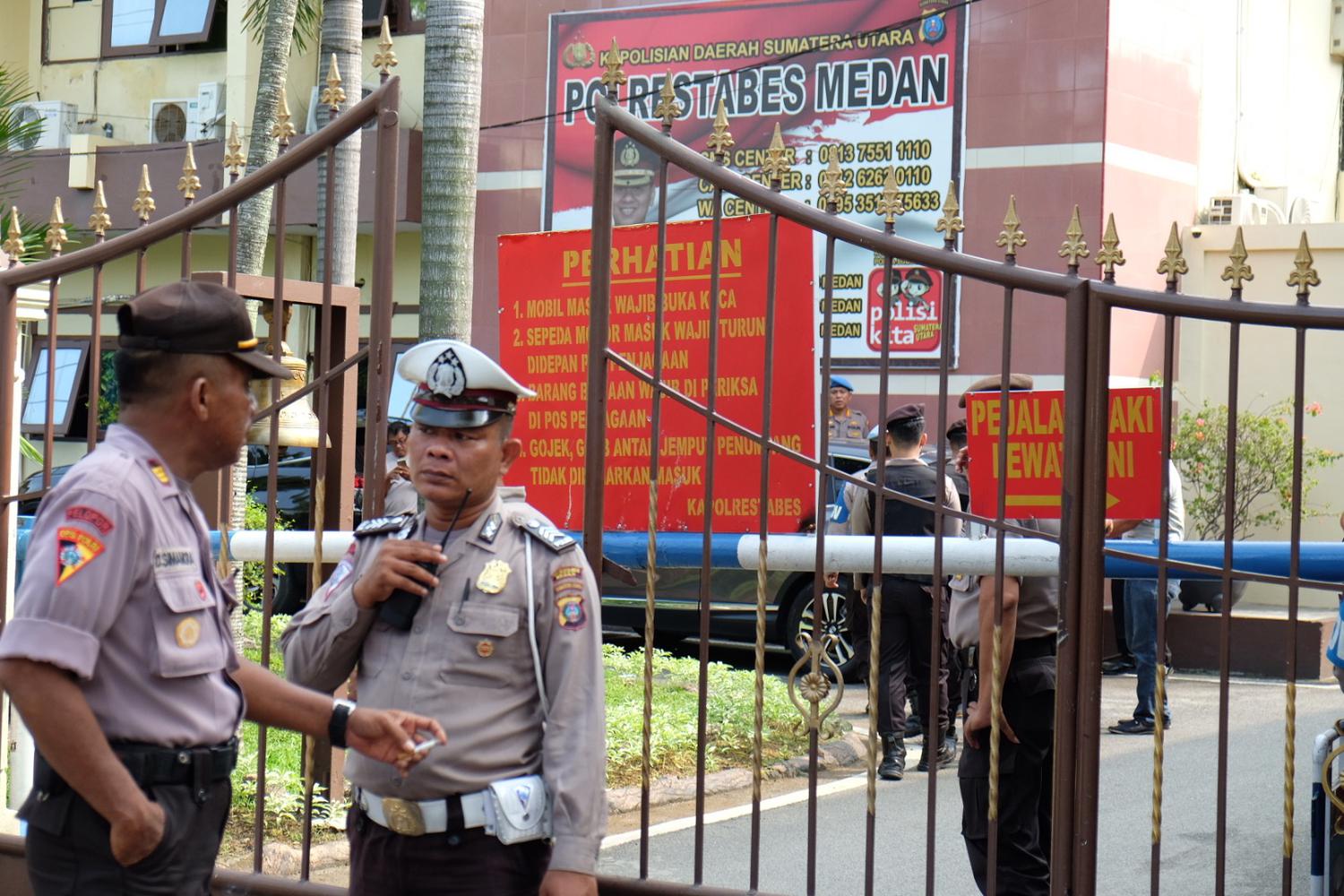 Polisi mengidentifikasi seputar lokasi Polrestabes Medan yang diguncang bom, Rabu (13/11/2019). Identifikasi di dalam Mako Polrestabes Medan hingga sejumlah titik di luarnya.