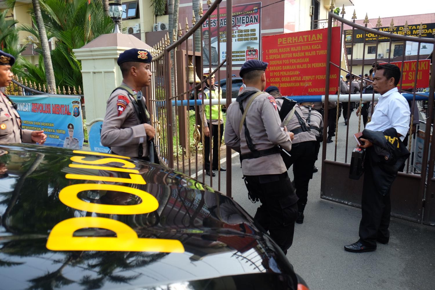 Polisi berjaga pascabom bunuh diri di Mapolrestabes Medan, Rabu (13/11/2019). Akibat peristiwa tersebut enam personel polisi terluka dan satu pelaku bom bunuh diri tewas.