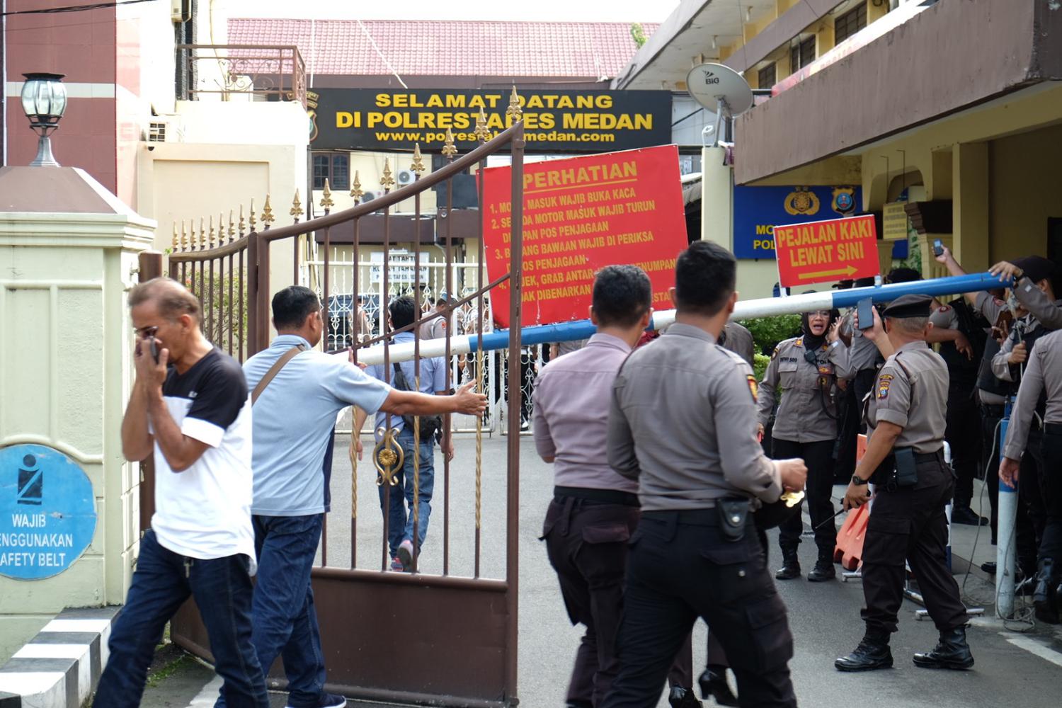 Petugas menyisir seputar Mako Polrestabes Medan untuk pengembangan insiden bom bunuh diri. Police line sudah terpasang di lokasi.