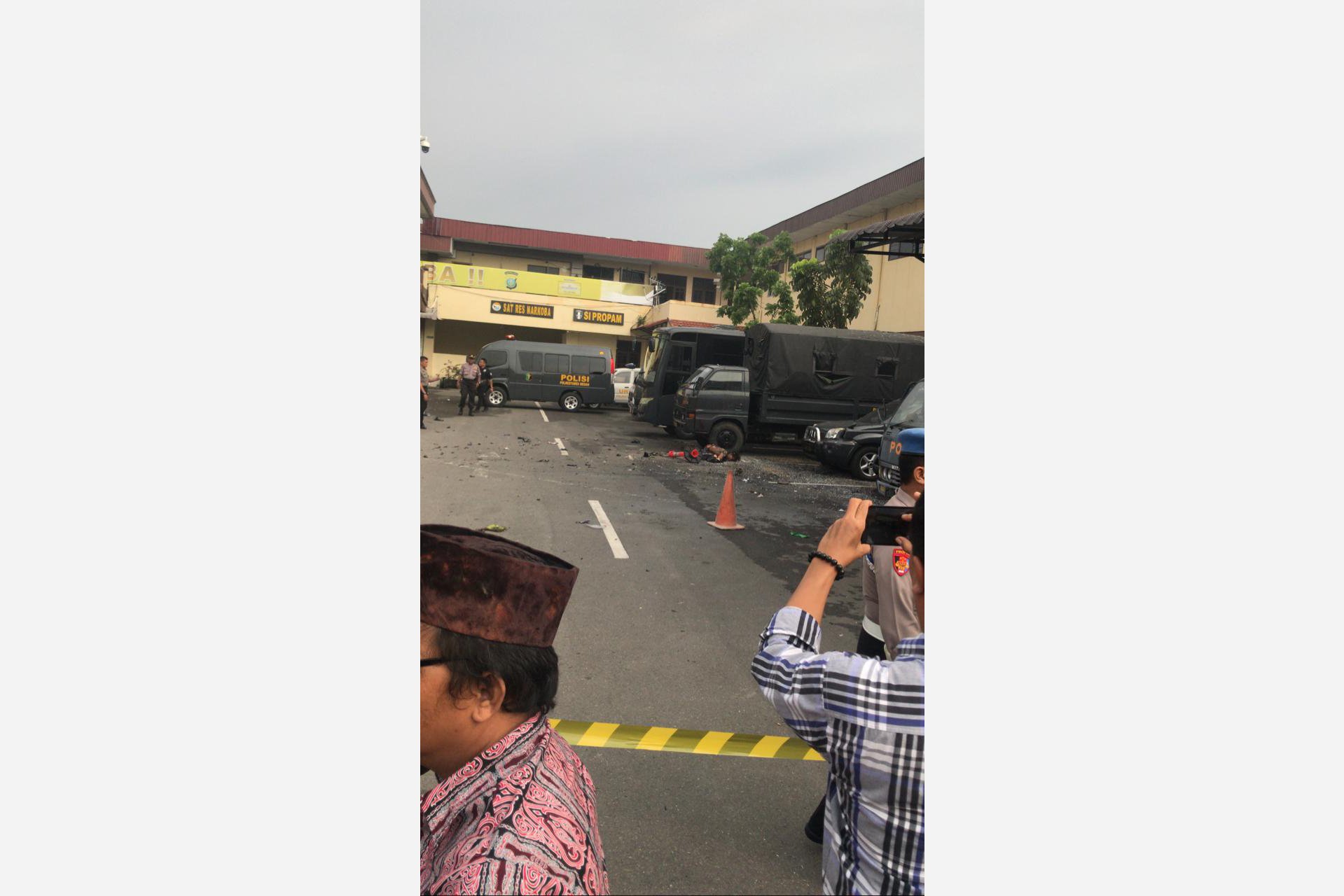 Foto dari gawai warga sesaat setelah bom di Mapolres Medan meledak, Rabu, (13/11/2019)