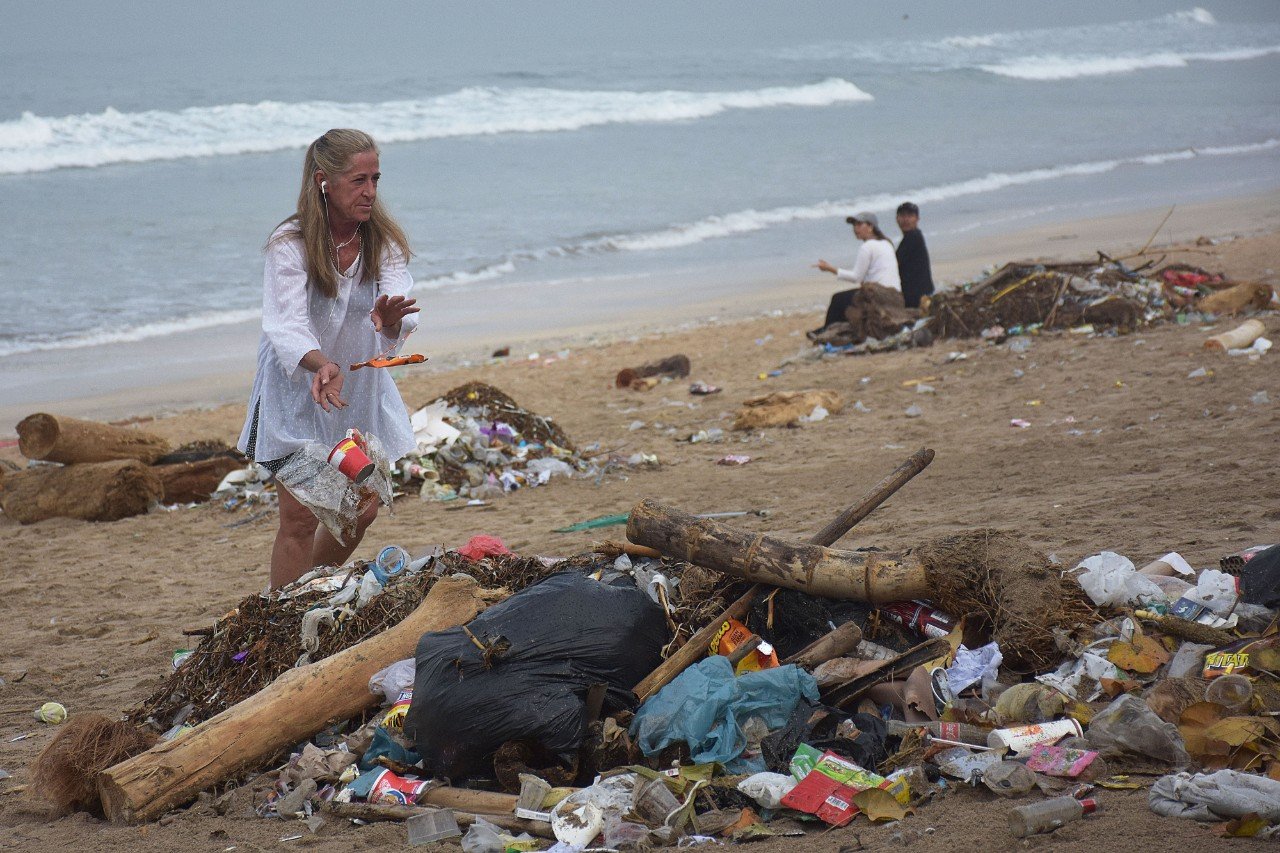 Aktivitas pengumpulan sampah di Tempat Pembuangan Akhir (TPA) Regional Sarbagita Suwung Denpasar, Bali, yang berada di dekat kawasan wisata perairan.\r\n