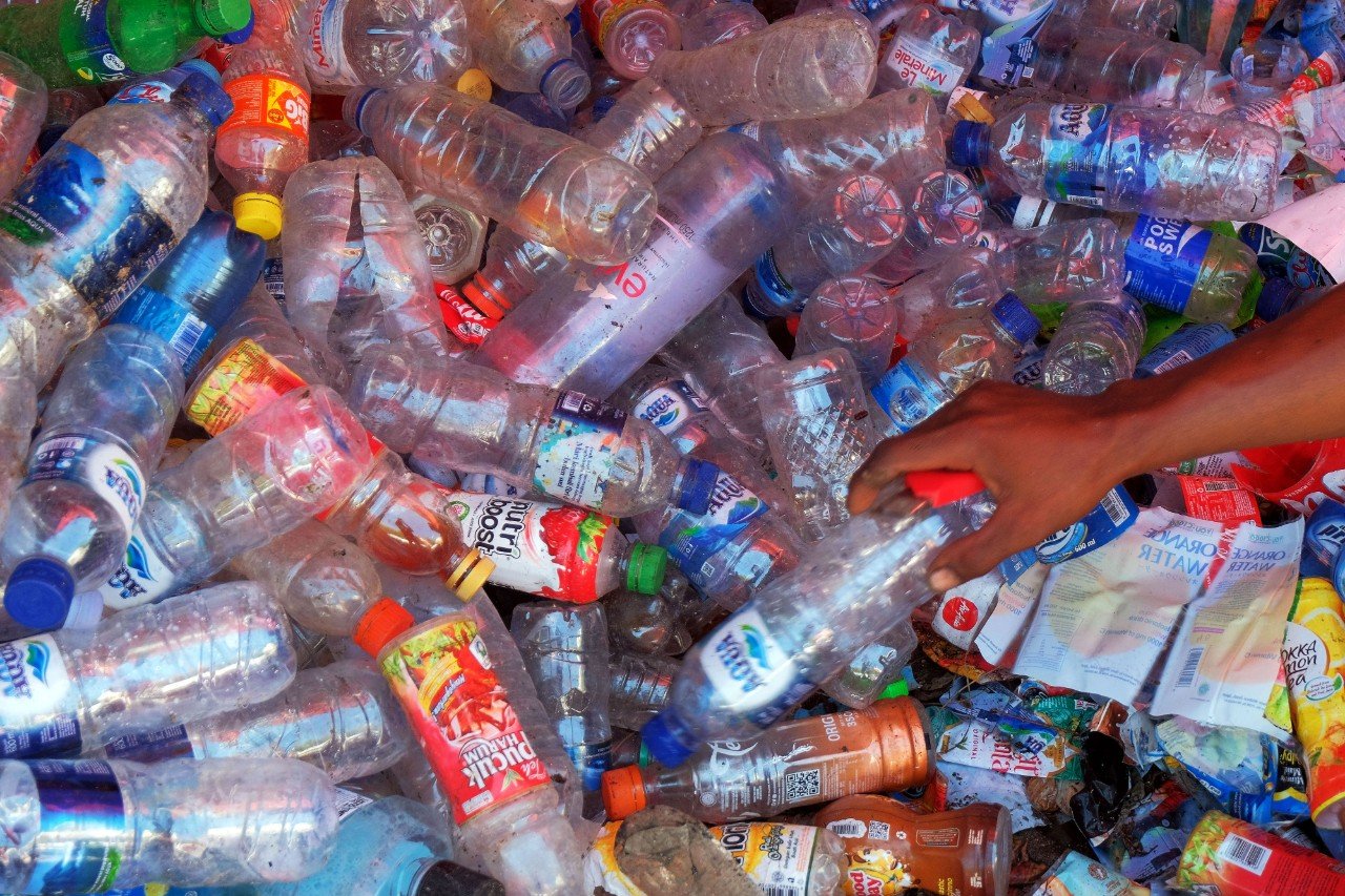 Pekerja memilah sampah botol plastik bekas minuman yang akan diolah di kawasan Badung\r\n