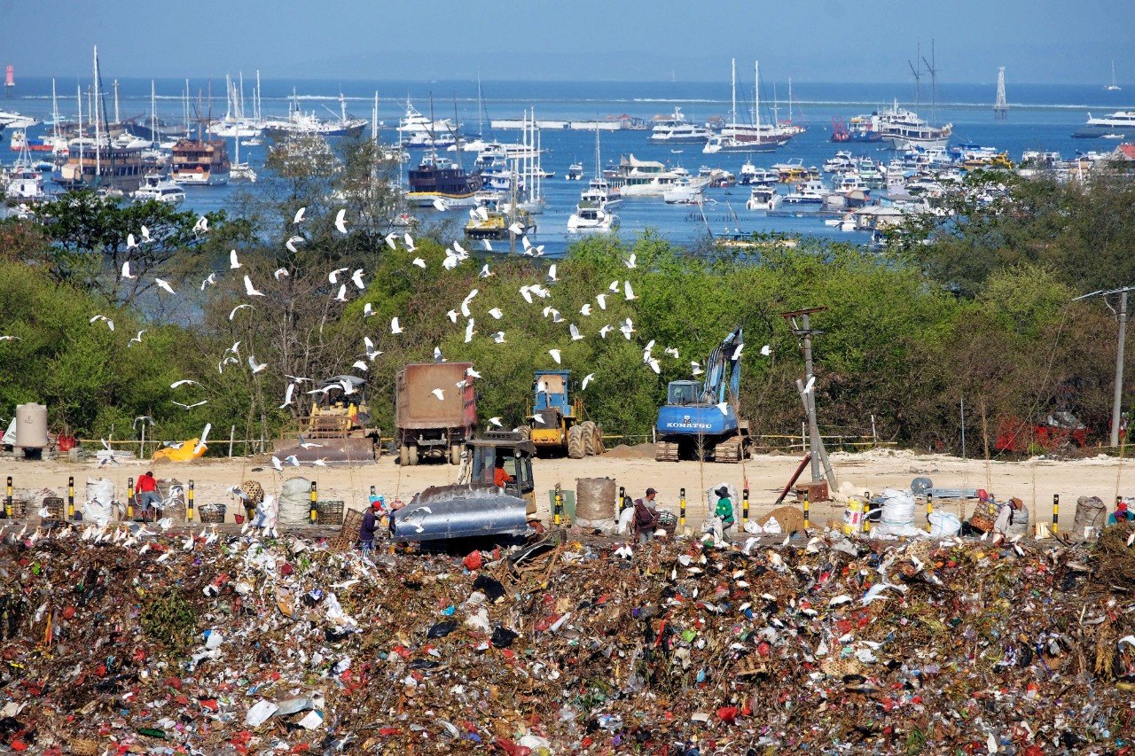 Komunitas Divers Clean Action (DCA) merilis temuan bahwa 63 persen sampah di lautan Indonesia berupa sampah plastik sekali pakai yang sulit didaur ulang karena prosesnya lama dan harga yang rendah di tingkat pengepul.