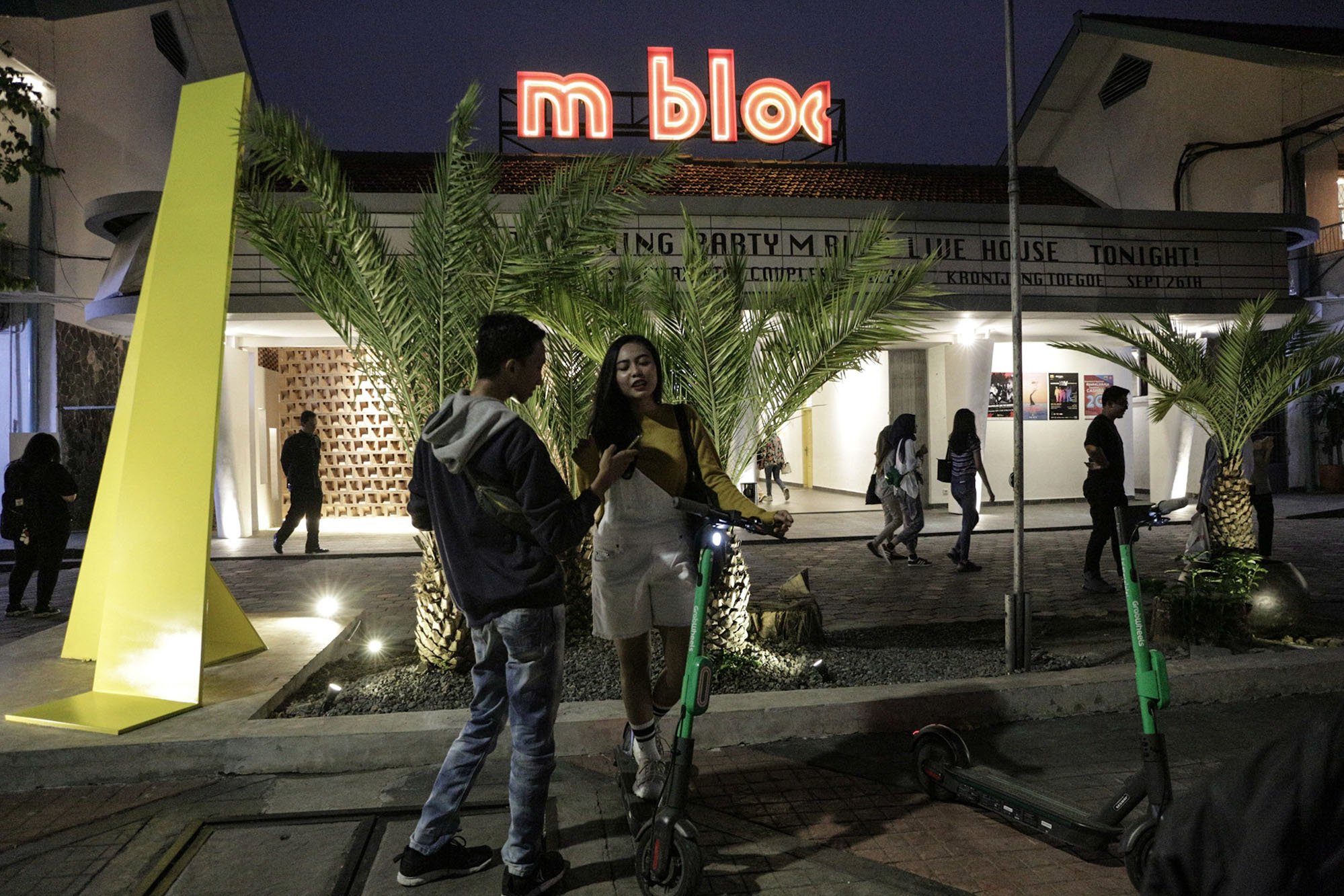 \r\nSuasana di M Bloc Space, Jakarta (21/11/2019). Letak M Bloc Space yang berada di antara Stasiun MRT ASEAN dan Blok M, tak jauh dari M Bloc Space pun juga ada Halte Busway Blok M.