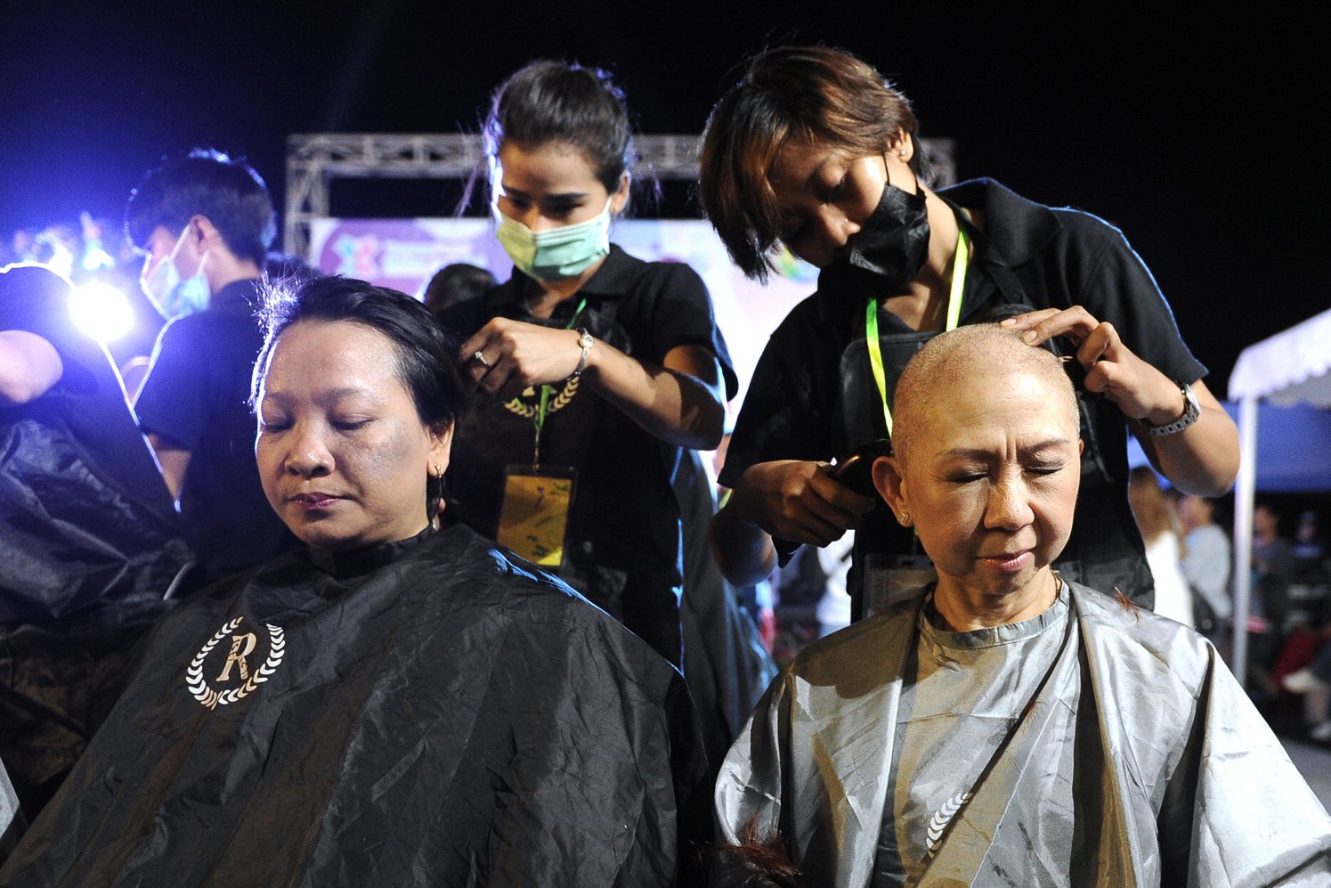 Dua orang wanita mengikuti aksi cukur gundul saat kegiatan bertajuk #HairForLife di kawasan Kuta, Badung, Bali, Sabtu (23/11/2019). Aksi cukur gundul dan penggalangan dana yang diselenggarakan Yayasan Peduli Kanker Anak (YPKA) Bali tersebut untuk mengajak masyarakat berempati dan lebih peduli terhadap anak penderita kanker.