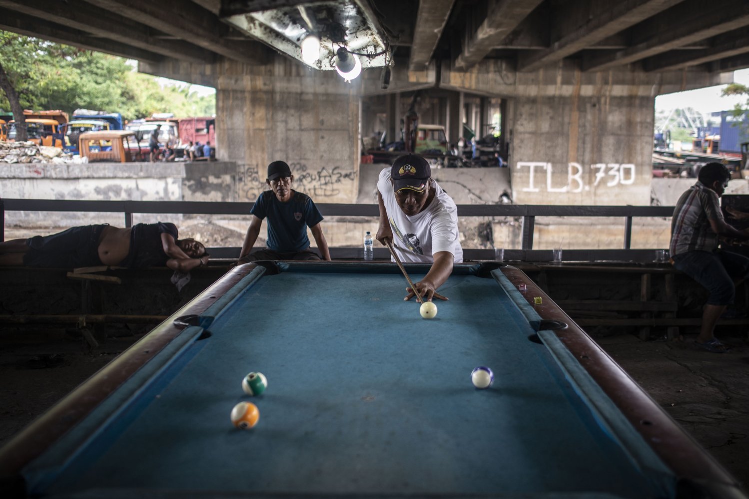 Sejumlah warga bermain biliar di kawasan kolong Tol Pluit, Jakarta, Senin (25/11/2019). Permainan biliar itu menjadi hiburan alternatif bagi penduduk sekitar yang diantaranya berprofesi sebagai supir, pedagang dan pemulung. 