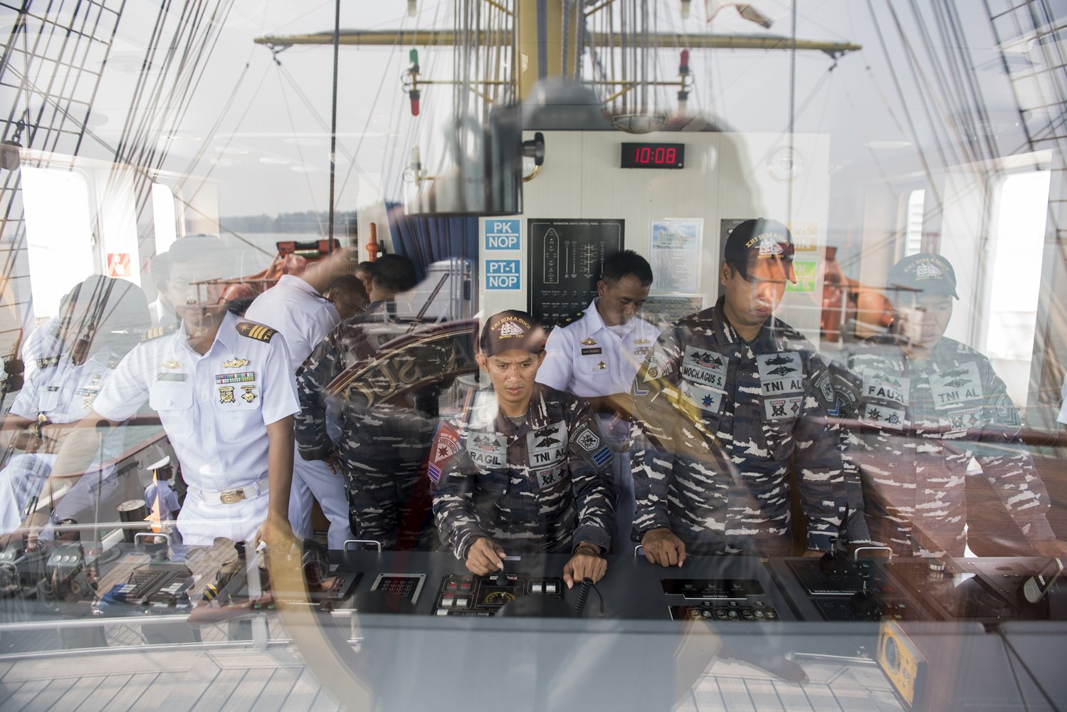 Prajurit TNI AL mengoperasikan kapal di anjungan utama KRI Bima Suci saat tolak dari Jety Bravo Muara Naval Base, Brunei Darussalam, Kamis (19/9/2019).
