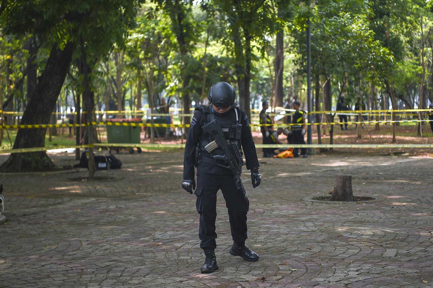 Anggota Gegana Brimob Polri berjaga di sekitar TKP ledakan di kawasan Monas, Jakarta, Selasa (3/12/2019). Menurut Kapolda Metro Jaya Irjen Gatot Edy menuturkan, ledakan tersebut berasal dari granat asap. Saat ini kepolisian masih mendalami asal granat tersebut.

