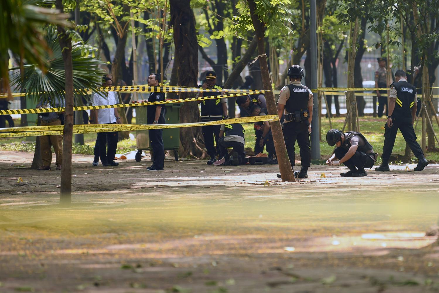 Anggota Gegana Brimob Polri melakukan pemeriksaan TKP ledakan di kawasan Monas, Jakarta, Selasa (3/12/2019).