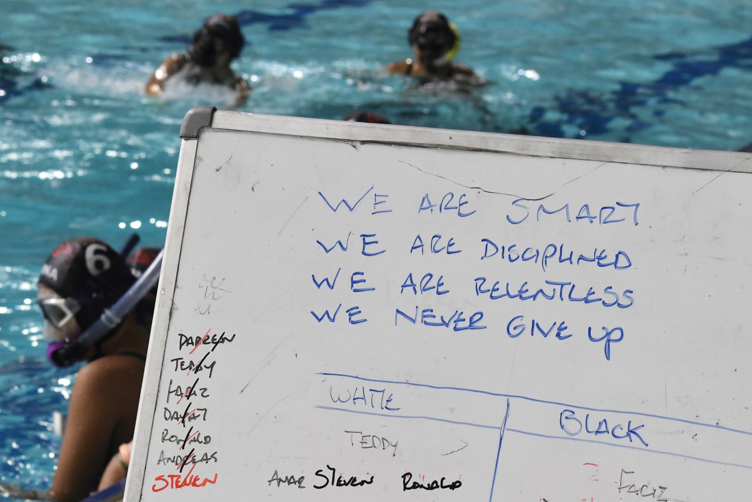 Papan tulis yang bertuliskan semangat bagi timnas Underwater Hockey Indonesia saat berlatih di Stadion Akuatik Gelora Bung Karno (GBK) Senayan, Jakarta. 