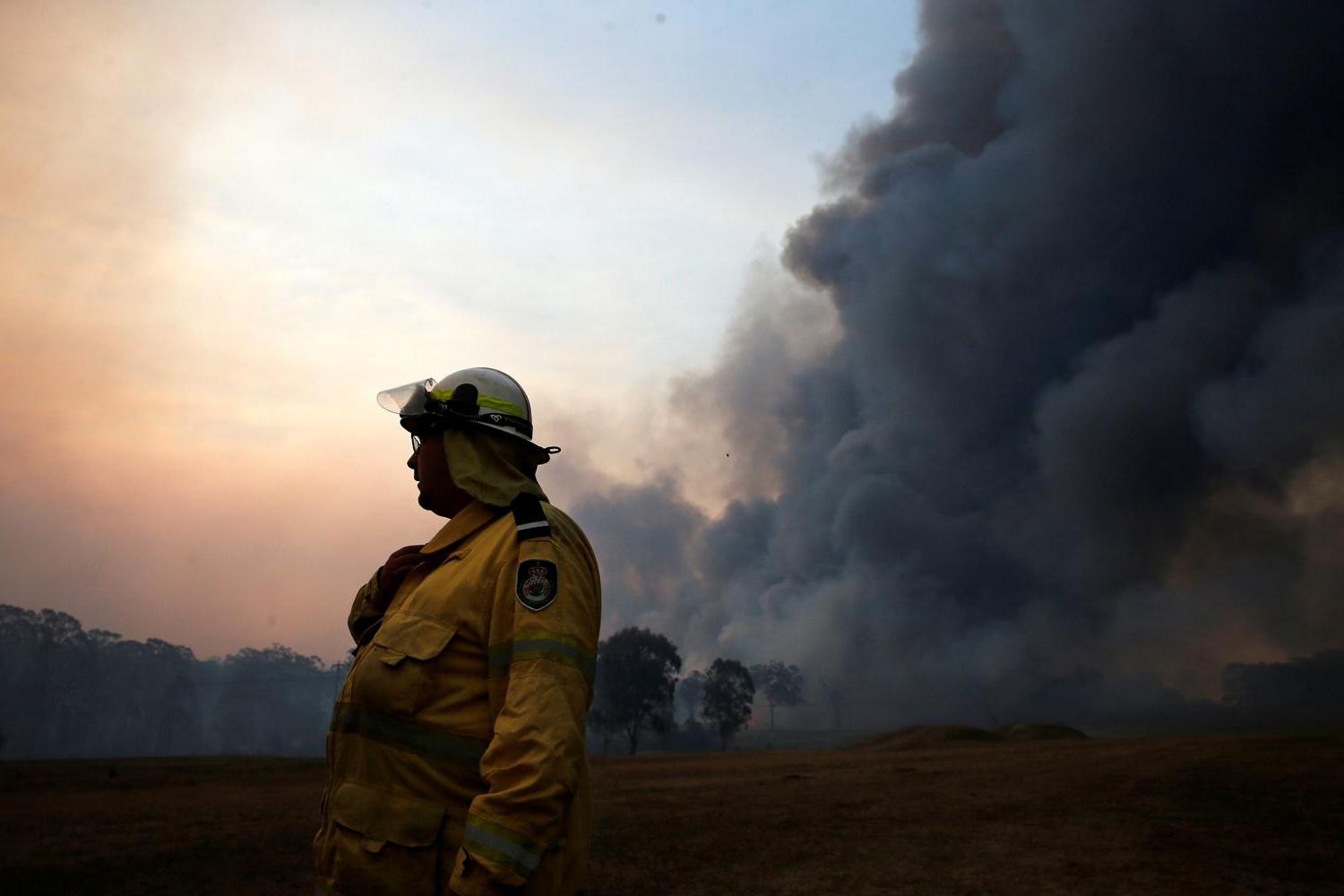 Seorang pemadam kebakaran berbicara di radio saat kebakaran hutan tidak terkontrok membakar Avery's Lane, Australia, Selasa (3/12/2019). Foto diambil tanggal 3 Desember 2019.