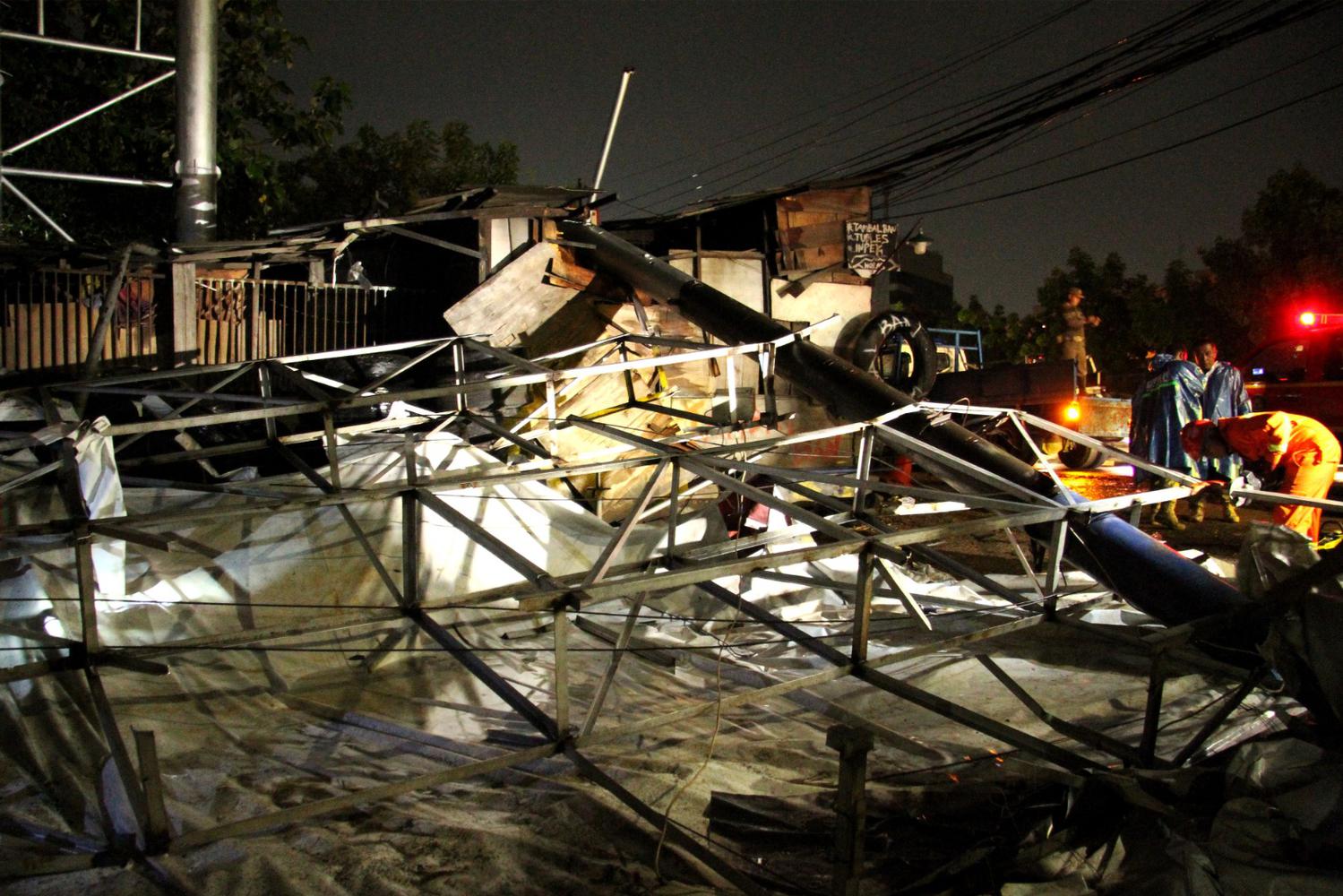 Petugas Pemadam Kebakaran bersama Badan Penanggulangan Bencana Daerah (BPBD) berusaha menyingkirkan tiang baliho yang roboh di kawasan alan raya Bekasi, Jakarta Timur, Rabu (4/12/2019) malam. Baliho tersebut roboh akibat hujan disertai angin kencang yang melanda kawasan tersebut yang mengakibatkan satu rumah rusak.