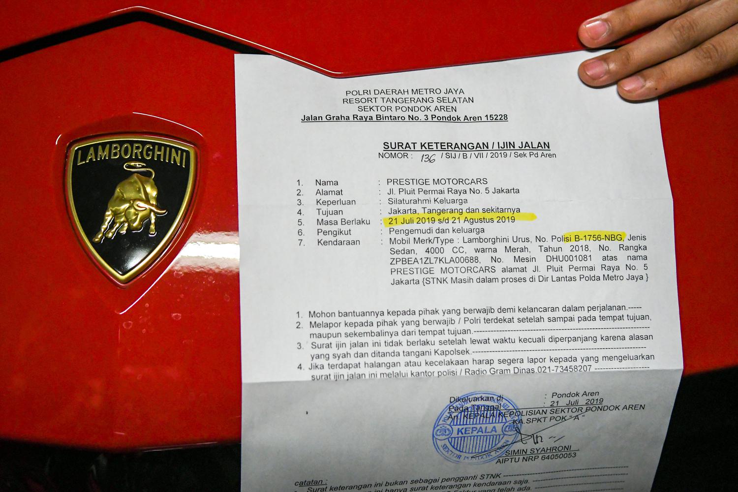 Surat keterangan ijin jalan mobil Lamborghini yang menggunakan plat nomor palsu ditunjukkan oleh petugas saat razia pajak di Apartemen Regatta, Jakarta Utara, di Jakarta, Kamis (5/12/2019). 
