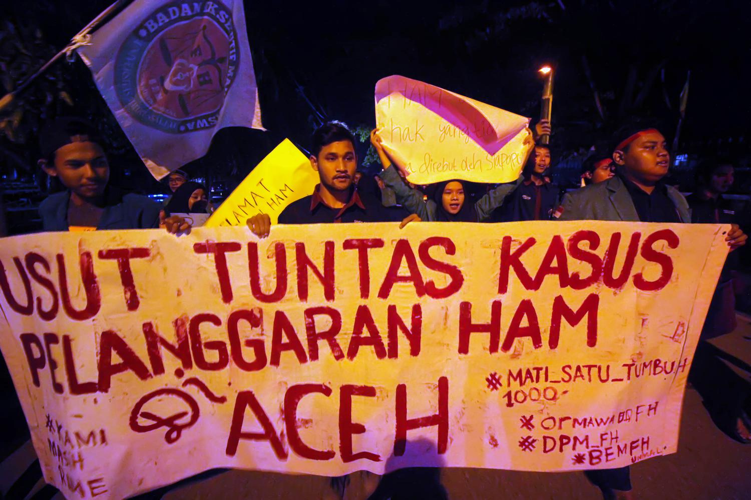 Sejumlah mahasiswa yang tergabung dalam Organisasi Mahasiswa Fakultas Hukum (Ormawa FH ) Universitas Malikussaleh menggelar aksi pawai obor memperingati Hari Hak Asasi Manusia (HAM) Sedunia 10 Desember di pusat Kota Lhokseumawe, Aceh, Senin (9/12/2019) malam. Dalam aksi unjuk rasa tersebut, mereka mendesak Presiden Joko Widodo dan Komnas HAM menuntaskan sejumlah kasus pelanggaran HAM yang terjadi di Aceh dan di sejumlah daerah lainnya di Indonesia.