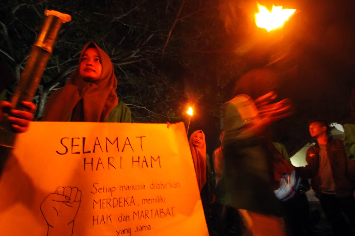 Sejumlah mahasiswa yang tergabung dalam Organisasi Mahasiswa Fakultas Hukum (Ormawa FH ) Universitas Malikussaleh menggelar aksi pawai obor memperingati Hari Hak Asasi Manusia (HAM) Sedunia 10 Desember di pusat Kota Lhokseumawe, Aceh, Senin (9/12/2019) malam. Dalam aksi unjuk rasa tersebut, mereka mendesak Presiden Joko Widodo dan Komnas HAM menuntaskan sejumlah kasus pelanggaran HAM yang terjadi di Aceh dan di sejumlah daerah lainnya di Indonesia.