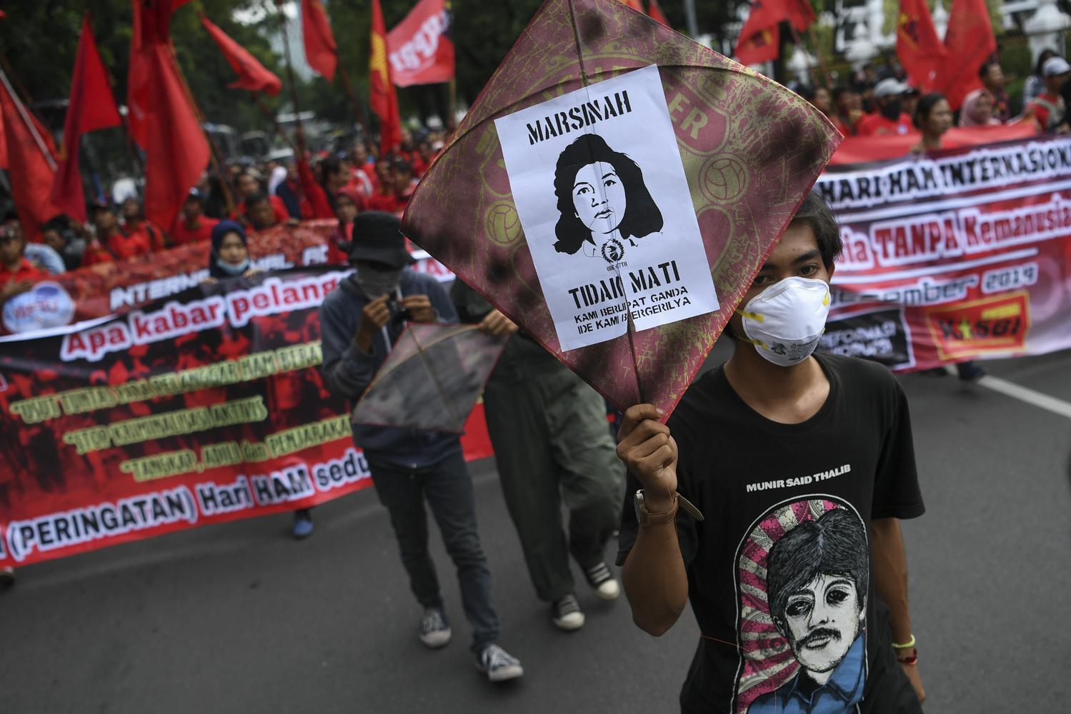 Pengunjuk rasa membawa poster saat mengikuti aksi di depan Istana Merdeka Jakarta, Selasa (10/12/2019). Aksi yang diikuti massa dari berbagai elemen masyarakat tersebut dalam rangka memperingati Hari Hak Asasi Manusia Sedunia.