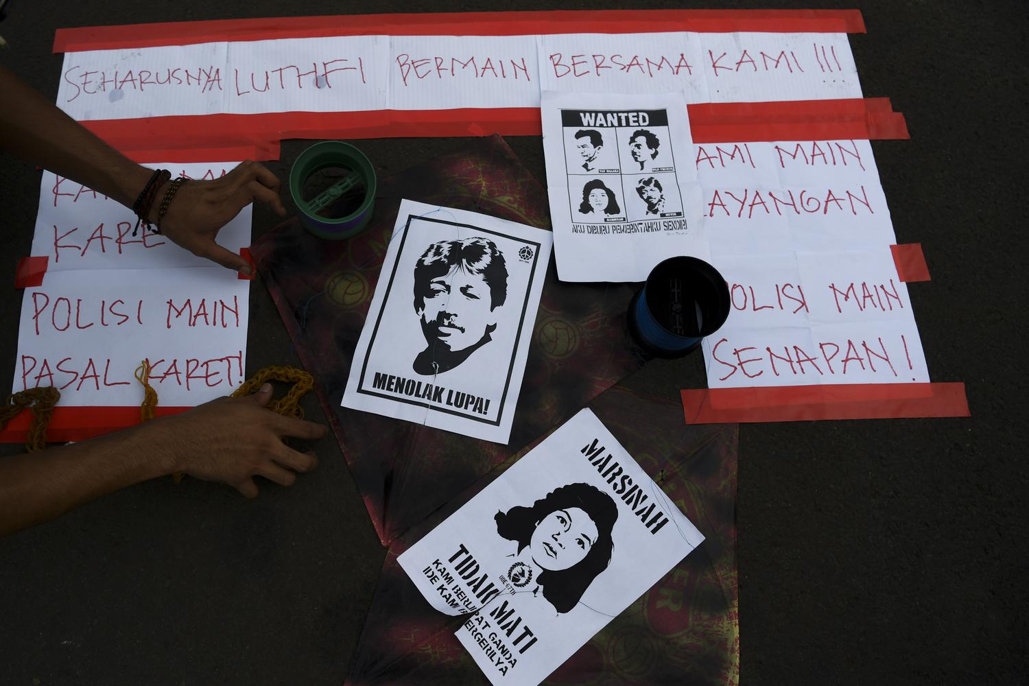 Pengunjuk rasa memasang poster dan tulisan pada aksi di depan Istana Merdeka Jakarta, Selasa (10/12/2019). Aksi yang diikuti massa dari berbagai elemen masyarakat tersebut dalam rangka memperingati Hari Hak Asasi Manusia Sedunia.