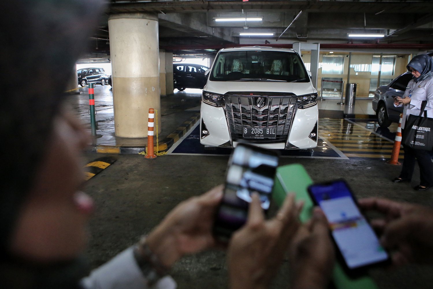 Satu persatu kendaraan roda empat yang terparkir di Grand Indonesia dicek datanya melaui aplikasi.