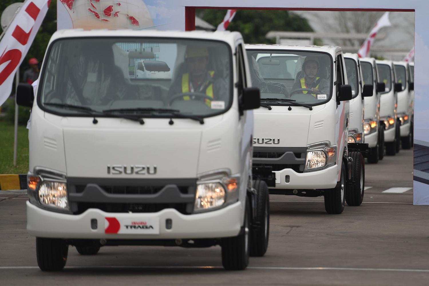 Iring-iringan Isuzu Traga untuk diekspor berjalan setelah dilepas oleh Presiden Joko Widodo di Karawang Timur, Jawa Barat, Kamis (12/12/2019). Isuzu Traga akan diekspor perdana ke Filipina sebanyak 6.000 unit hingga akhir tahun 2020.