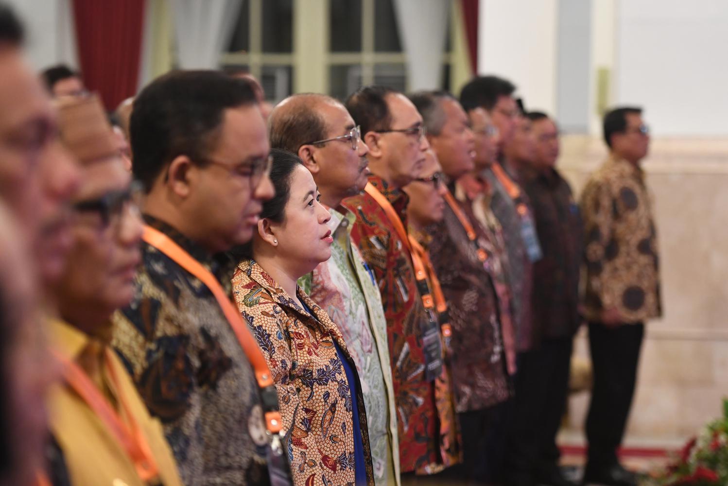 Ketua DPR Puan Maharani (keempat kiri) bersama sejumlah menteri Kabinet Indonesia Maju dan kepala-kepala daerah mengikuti pembukaan Musyawarah Perencanaan Pembangunan Nasional (Musrenbangnas) Rencana Pembangunan Jangka Menengah Nasional (RPJMN) 2020-2024 di Istana Negara, Jakarta, Senin (16/12/2019).
