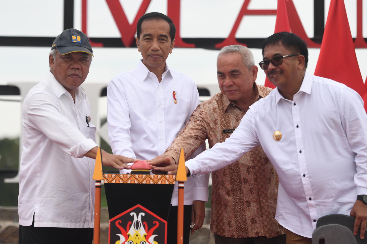 Presiden Joko Widodo (kedua kiri) didampingi Menteri PUPR Basuki Hadimuljono (kiri), Gubernur Kaltim Isran Noor (kedua kanan) dan Walikota Balikpapan Rizal Effendi menekan tombol sirine saat meresmikan Tempat Pemrosesan Akhir (TPA) Sampah Manggar di Balikpapan, Kalimantan Timur, Rabu (18/12/2019).