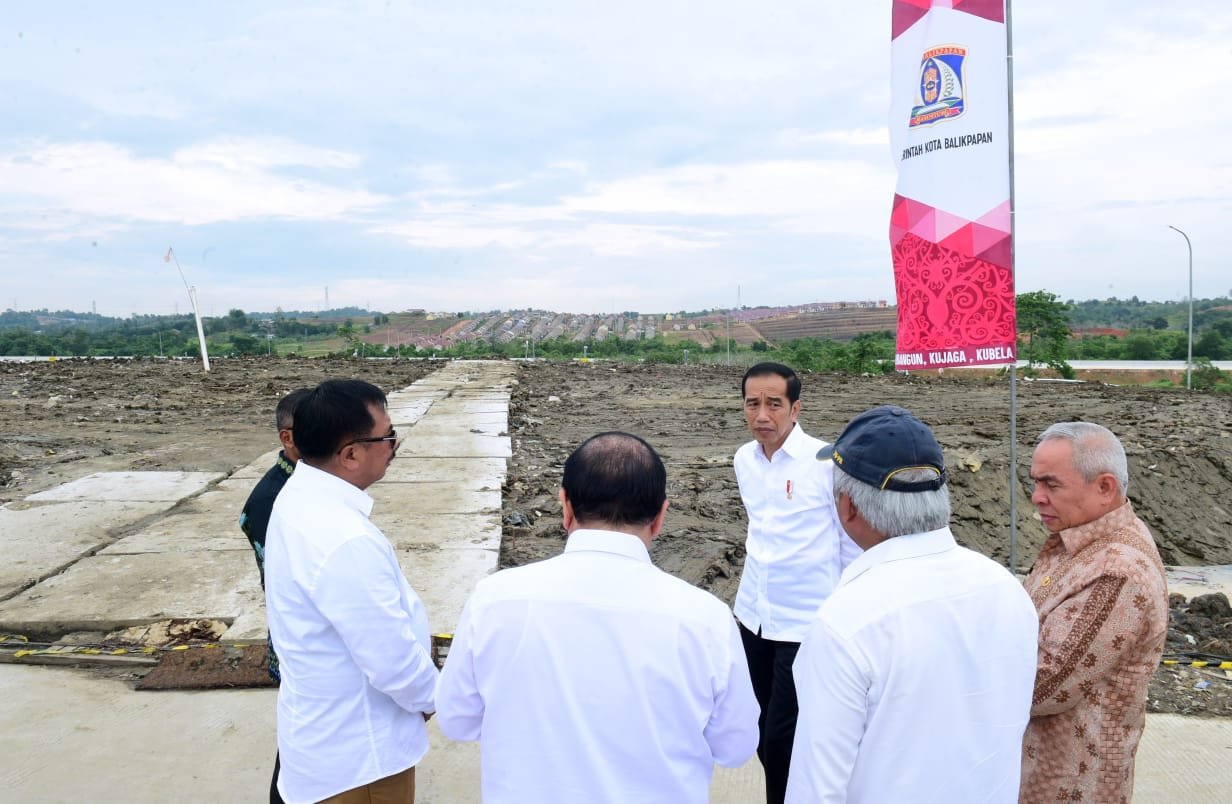 Presiden Joko Widodo (hadap kamera) meninjau Tempat Pemrosesan Akhir (TPA) Sampah Manggar usai acara peresmian di Balikpapan, Kalimantan Timur, Rabu (18/12/2019).TPA Manggar merupakan TPA sampah moderen yang dilengkapi dengan teknologi 'sanitary landfill'.