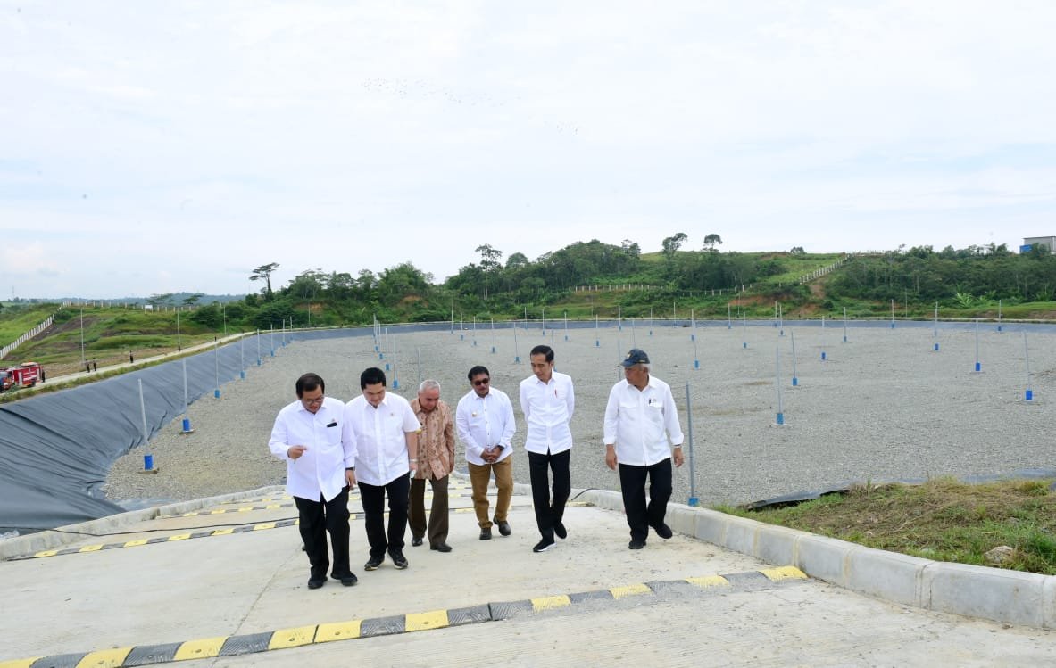 Presiden Joko Widodo (kedua kanan) meninjau Tempat Pemrosesan Akhir (TPA) Sampah Manggar usai acara peresmian di Balikpapan, Kalimantan Timur, Rabu (18/12/2019).