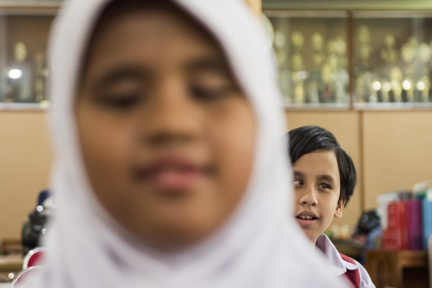 Sejumlah anak penyandang low vision mengikuti kegiatan Petualangan Dana di SLBN A Bandung, Jawa Barat, Selasa ((17/12/2019). Kegiatan yang diselenggarakan oleh Syamsi Dhuha Foundation tersebut merupakan rangkaian dari Hari Penglihatan Sedunia yang bertujuan mengajak anak-anak penyandang low vision untuk tetap semangat berinteraksi, berkreasi dan berinovasi.