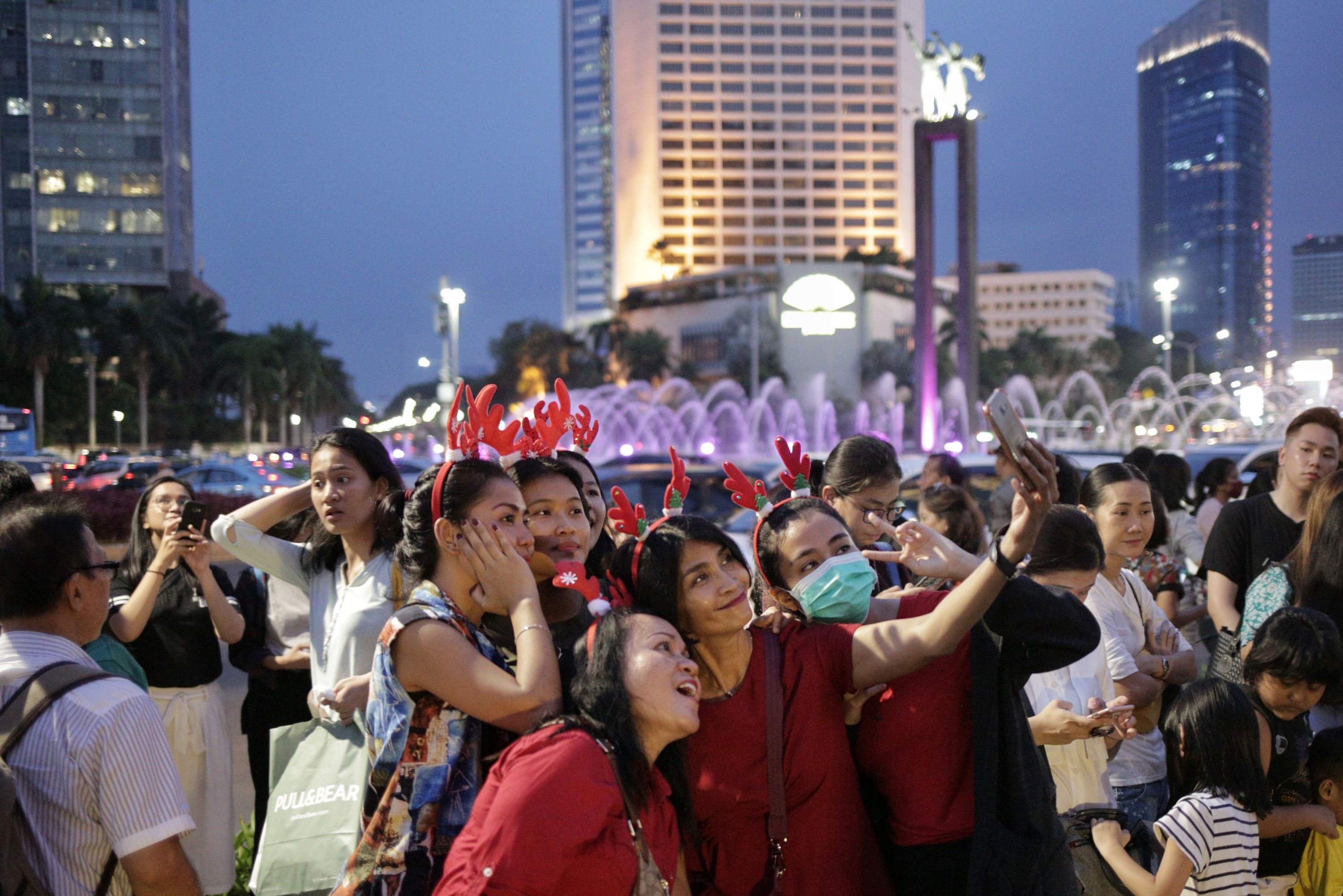 Rangkaian acara 'Christmas in Jakarta' terbagi dalam dua bentuk pertama dalam bentuk Christmas Carol yang menghadirkan penampilan komunitas atau paduan suara mahasiswa yang membawakan lagu- lagu bertema natal.