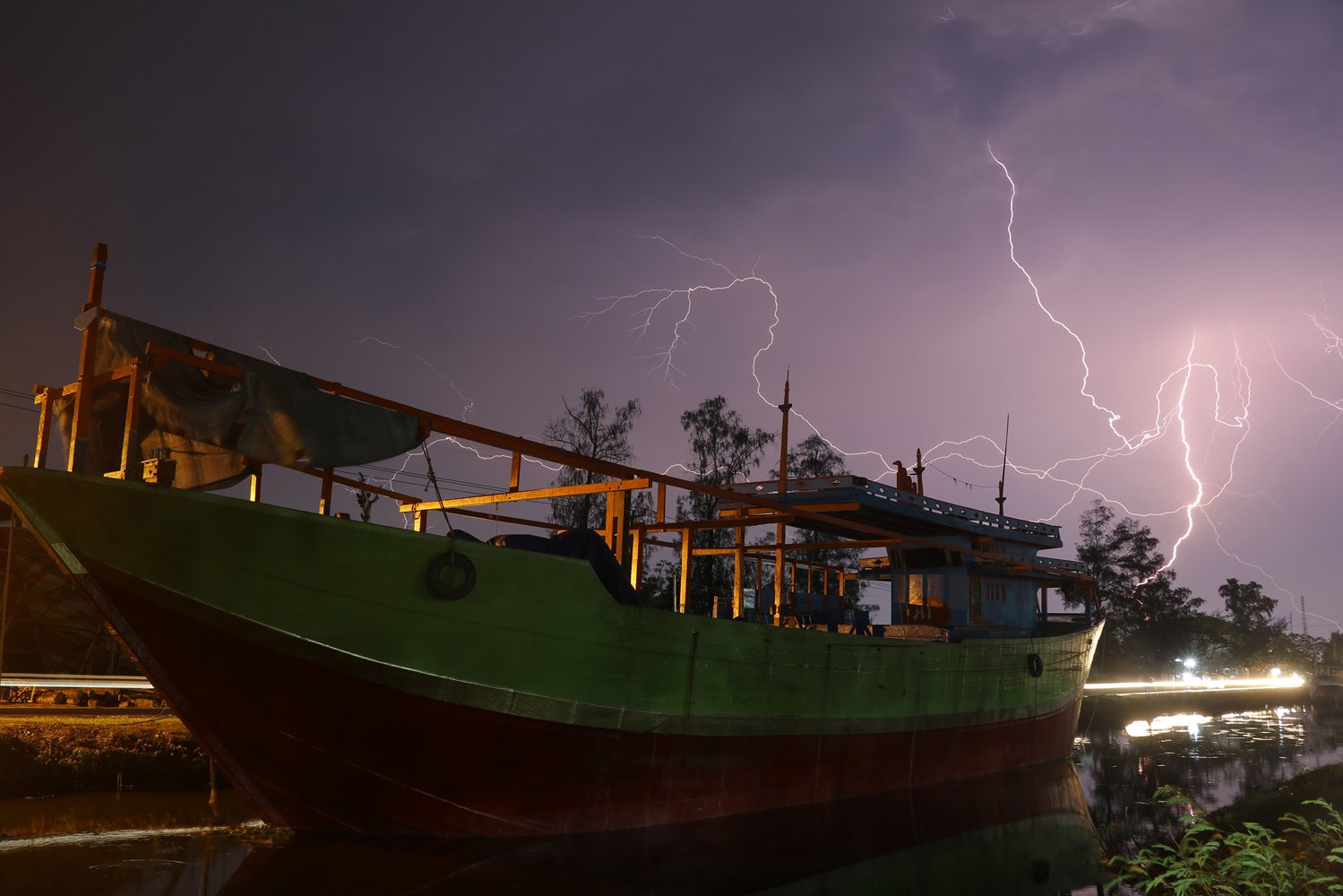 Petir menyambar kawasan kampung nelayan Karangsong, Indramayu, Jawa Barat, Minggu (22/12/2019). Badan Meteorologi Klimatologi dan Geofisika (BMKG) Kertajati mengimbau warga untuk waspada terhadap potensi hujan lebat disertai petir dan angin kencang saat memasuki musim hujan. 