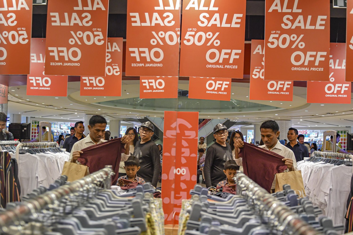 Pengunjung memilih pakaian di salah satu toko pakaian di Grand Indonesia, Jakarta, Selasa (24/12/2019). Dalam rangka menyambut dan memeriahkan hari Raya Natal dan akhir tahun 2019, pusat-pusat perbelanjaan memberikan penawaran diskon hingga 80 persen.