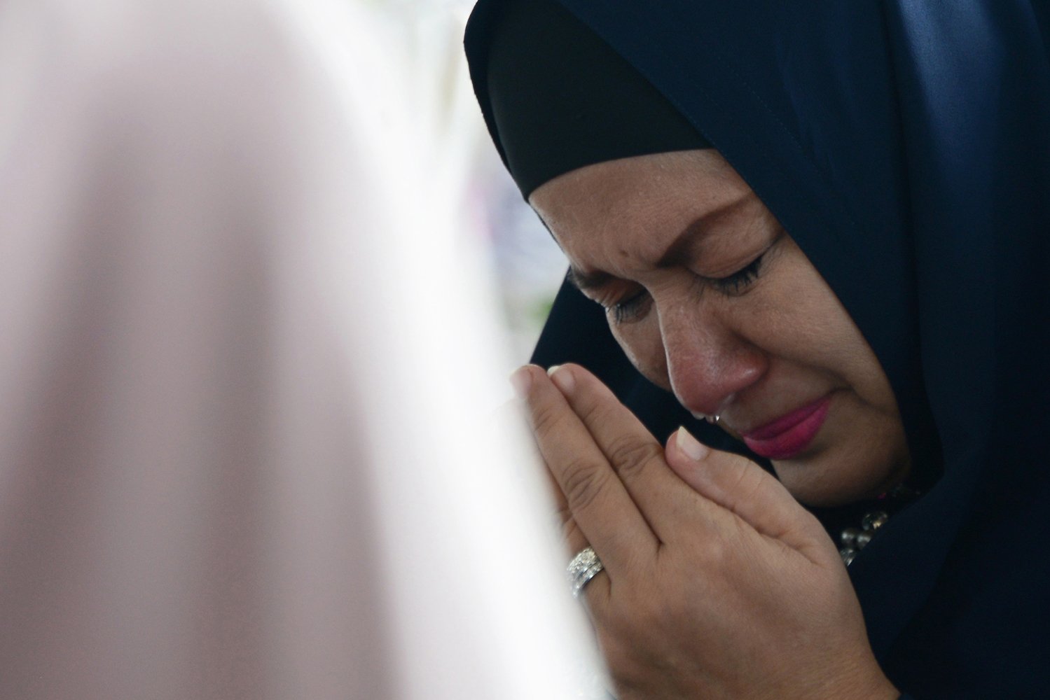 Warga menangis saat mengikuti zikir dan doa bersama di Masjid Syeikh Abdurrauf, Desa Punge Blang Cut, Banda Aceh, Aceh, Kamis (26/12/2019). Zikir dan doa bersama di sejumlah masjid itu dalam rangka memperingati 15 tahun bencana gempa dan Tsunami Aceh yang sekaligus dilanjutkan dengan salat khusuf Gerhana Matahari. 