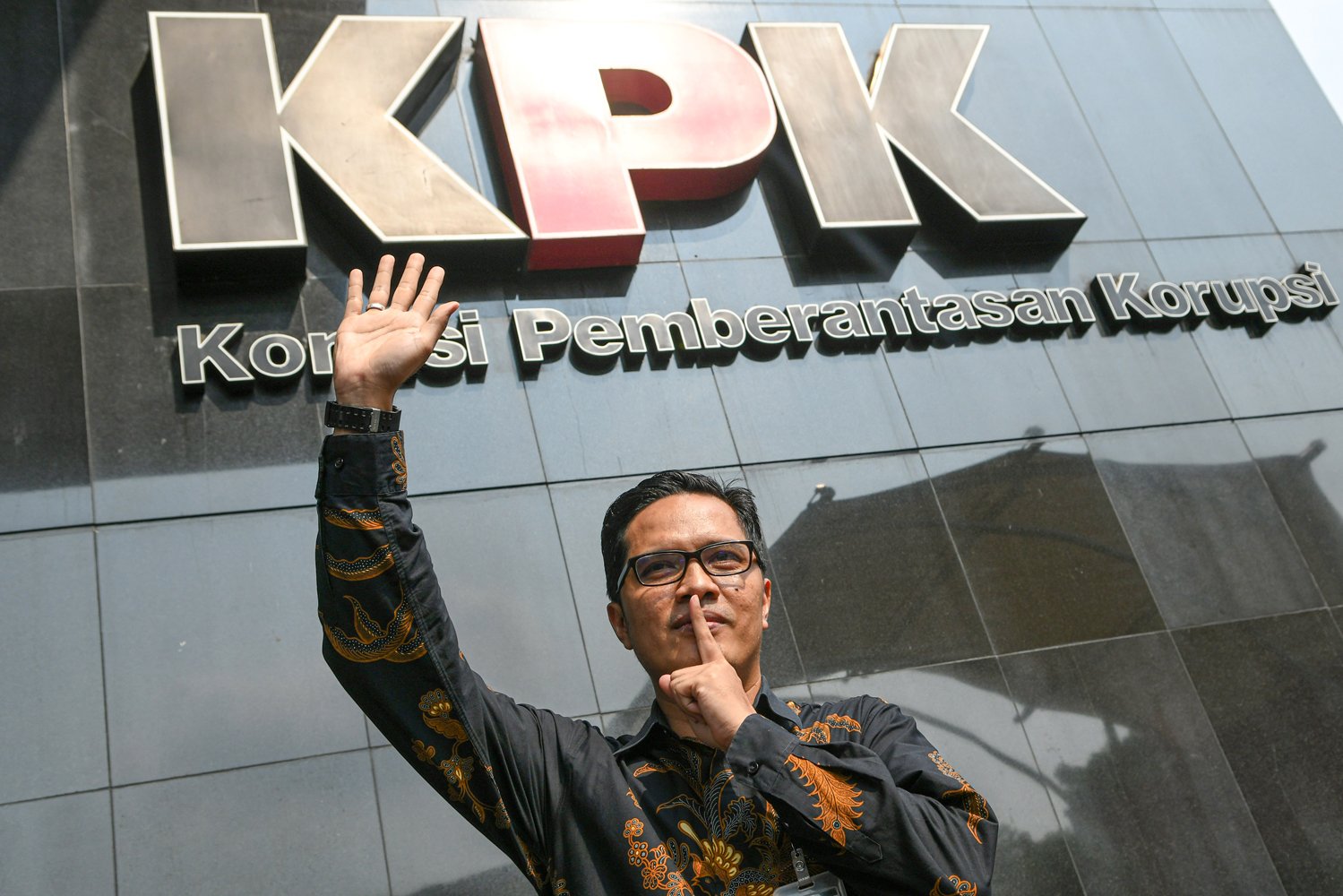 Juru Bicara Komisi Pemberantasan Korupsi (KPK) Febri Diansyah berpose usai memberikan keterangan pers di gedung KPK, Jakarta, Kamis (26/12/2019). Febri Diansyah resmi menyatakan melepas jabatannya sebagai juru bicara KPK dan memilih untuk menjadi Kepala Biro Humas KPK dalam kepemimpinan baru KPK jilid V. 