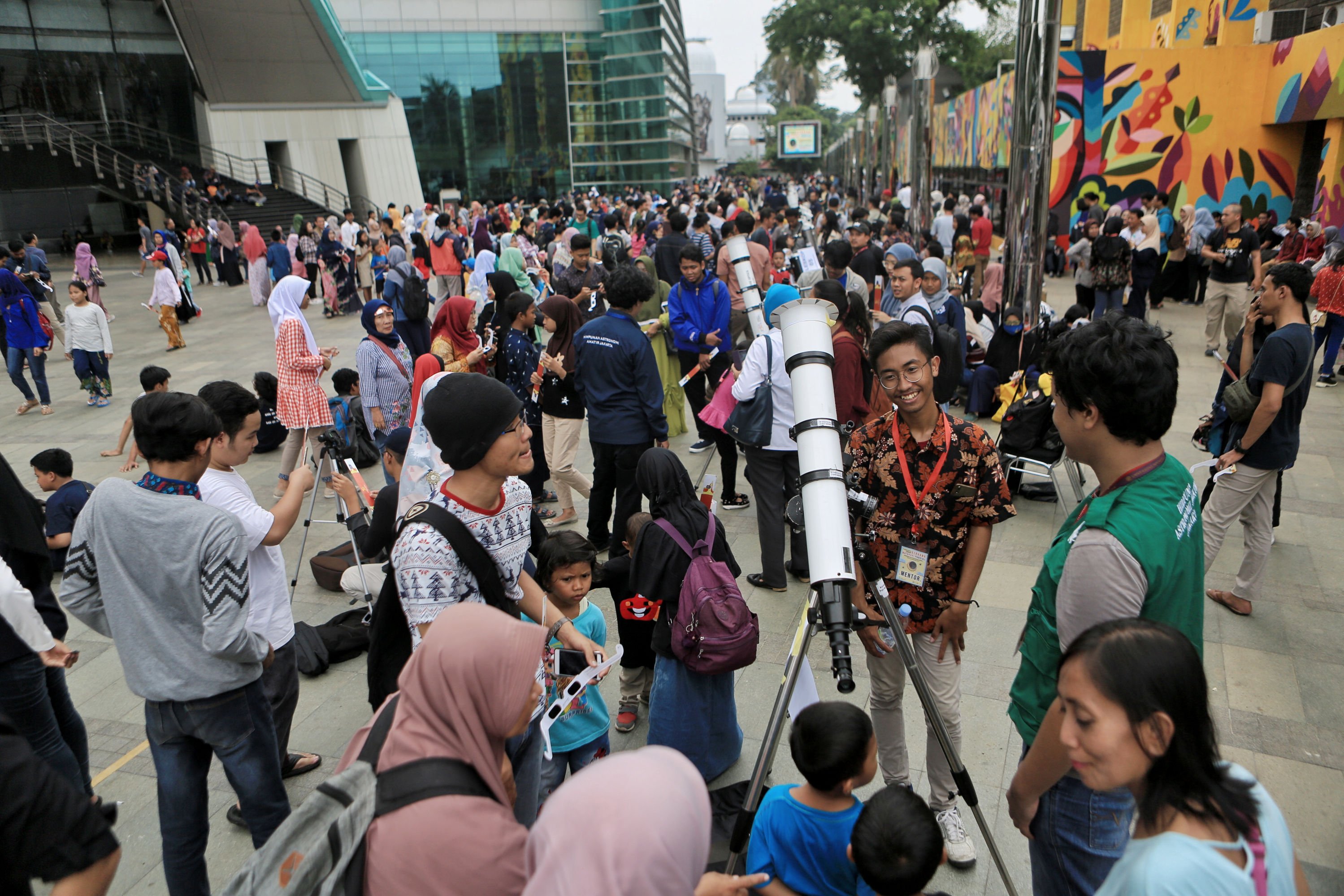Ratusan pengunjung memadati Taman Ismail Marzuki (TIM), Jakarta untuk melakukan pengamatan gerhana matahari yang dilakukan Planetarium dan Observatorium Jakarta yang dimulai pukul 10.48 meski cuaca berawan membuat observasi warga terkendala.