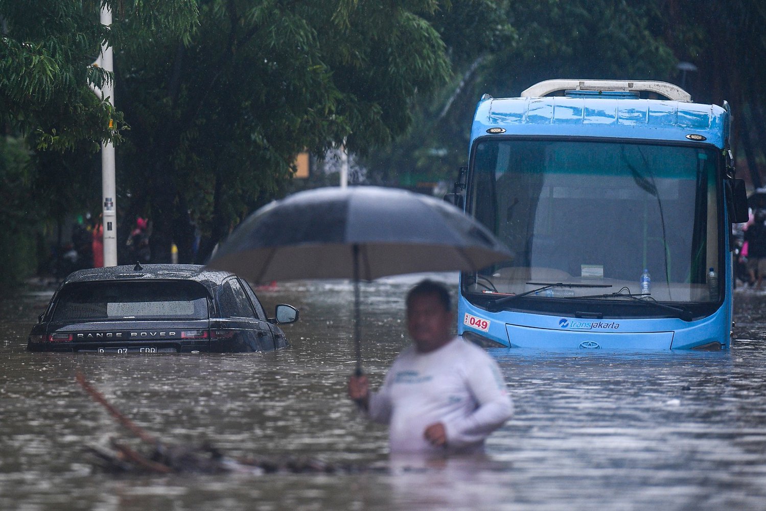 Mobil dan bus Transjakarta terendam banjir di Jalan Kemang Raya, Jakarta Selatan, Rabu (1/1/2020). Hujan deras yang mengguyur DKI Jakarta membuat sejumlah wilayah di Ibu Kota terendam banjir. 