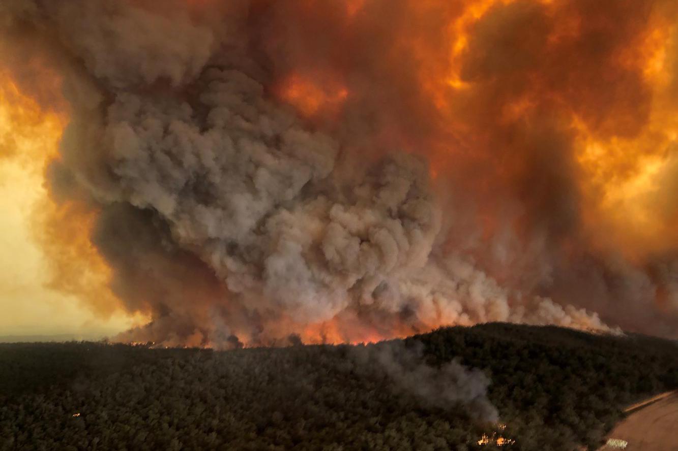 Asap membubung ke udara akibat kebakaran hutan di Bairnsdale, Victoria, Australia, Senin (30/12/2019), gambar didapa dari media sosial.