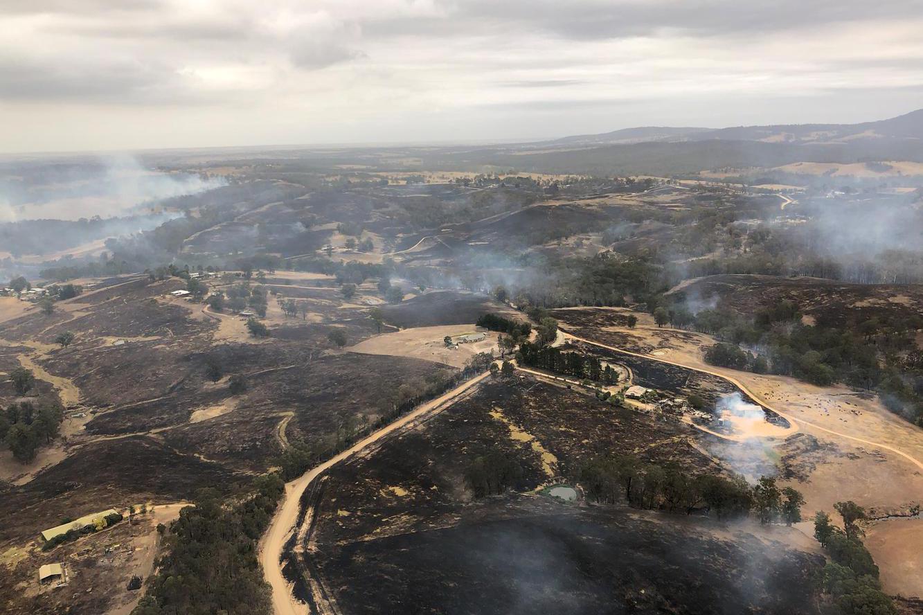 Foto udara menunjukkan dampak kebakaran hutan di Bairnsdale, Victoria, Australia, Senin (30/12/2019) pada gambar yang didapat dari media sosial.