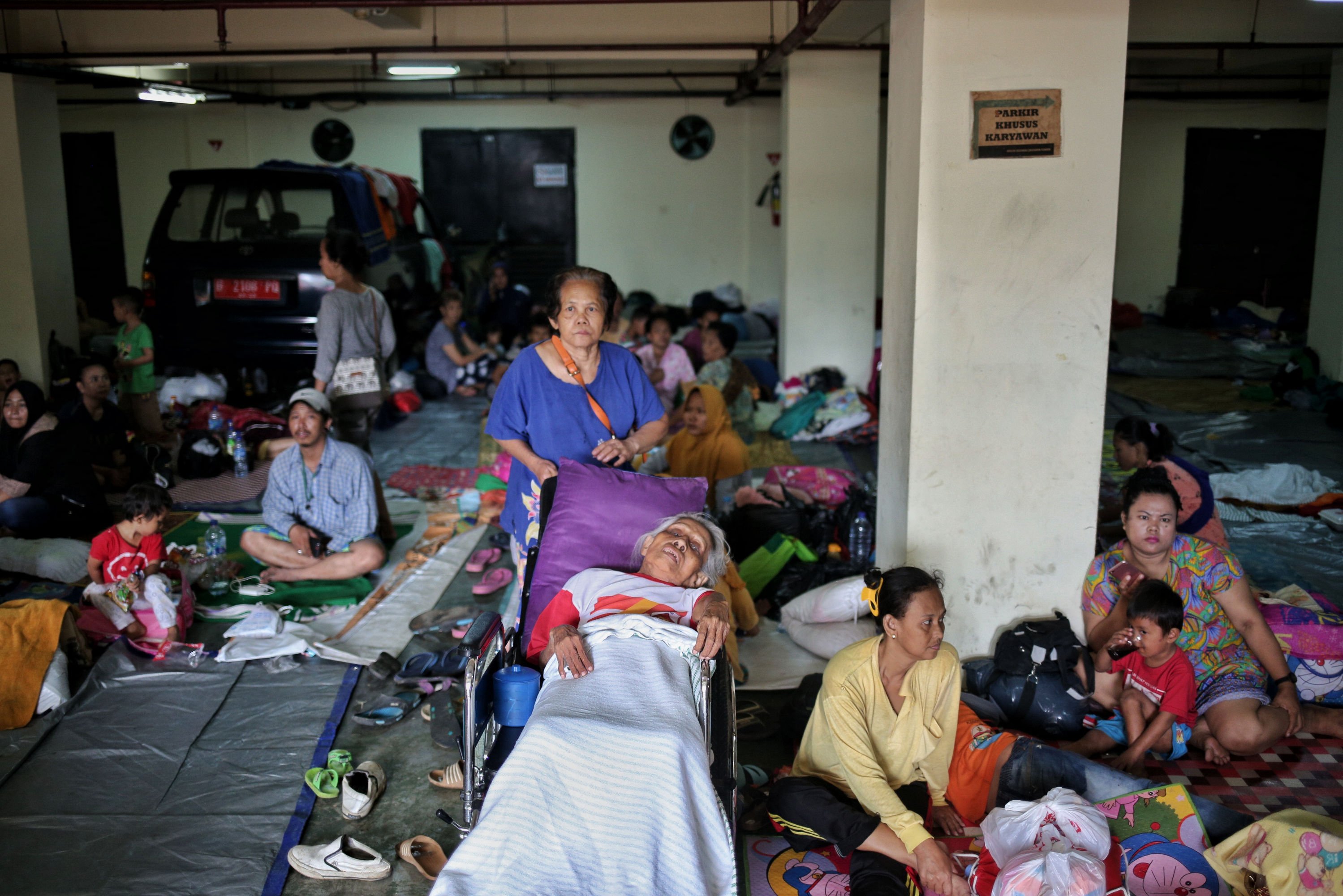 Sejumlah warga korban banjir Kampung Pulo mengungsi di Posko Kesehatan Puskesmas Kecamatan Jatinegara, Jakarta, Kamis (2/1/2020)