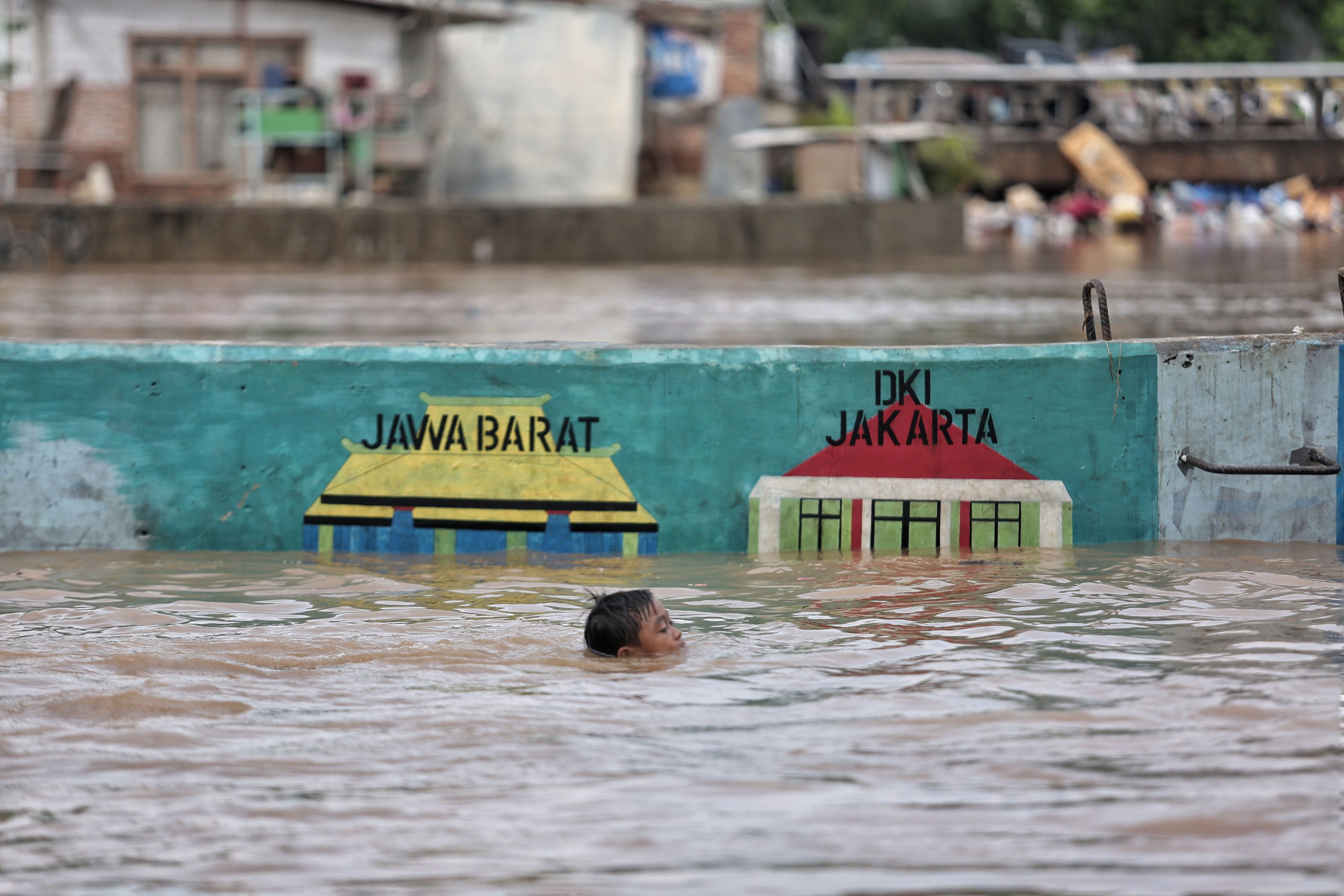Kepala BNPB Doni Monardo menjelaskan banjir yang terjadi di Jakarta saat ini ini disebabkan oleh tingginya curah hujan. Hujan yang terjadi sejak Selasa (31/12) malam hingga Rabu (1/1) yang merupakan rekor tertinggi dalam beberapa tahun terakhir. 