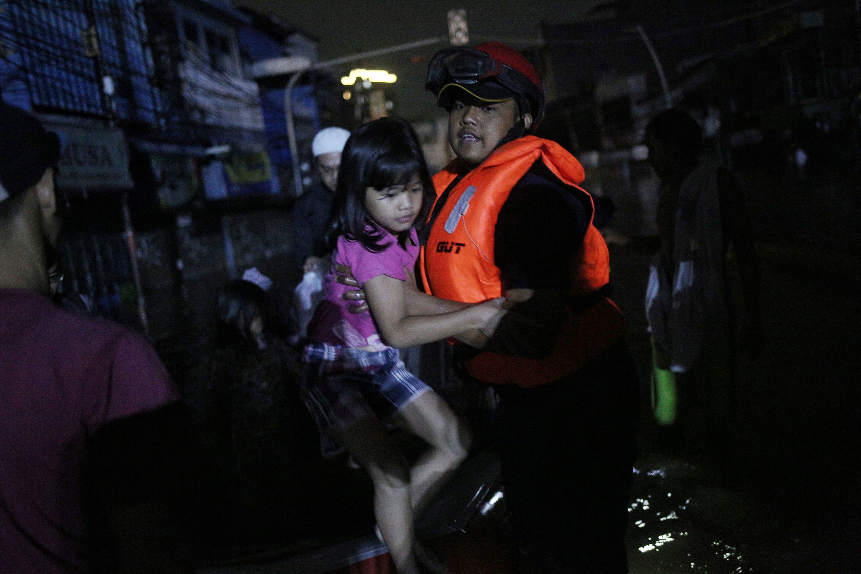 Untuk mengevakuasi para korban banjir, BNPB memperkirakan setidaknya diperlukan 134 unit perahu karet dengan 2.700 personil time evakuasi, dari banjir banjir yang melanda Jabodetabek sejak Rabu (1/1) dini hari. Pengungsi tersebut tersebar pada 302 lokasi di seluruh Jakarta.