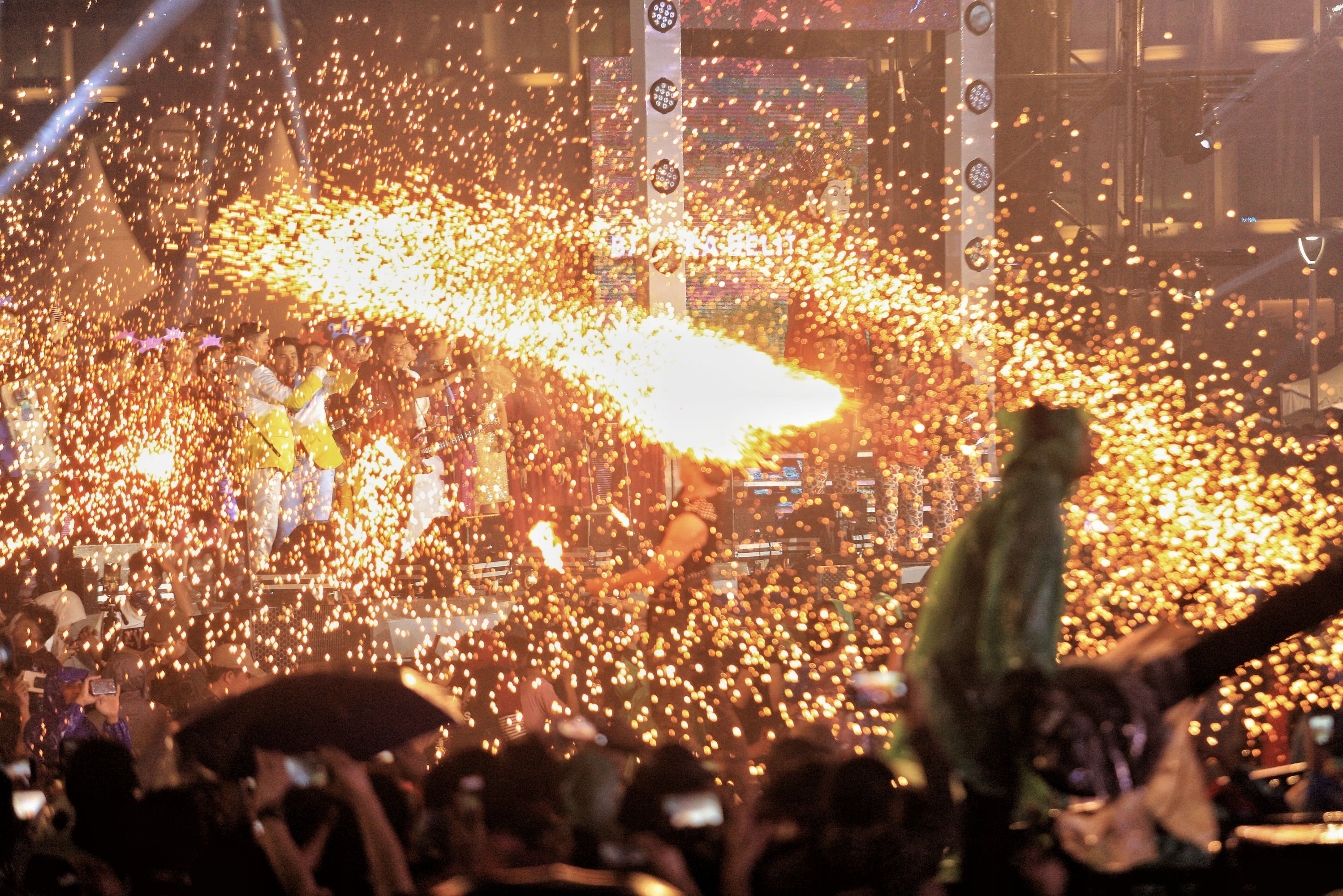 Suasana pesta kembang api berlangsung dalam malam pergantian tahun di kawasan Bundaran hotel Indonesia, Jakarta, Rabu (1/1/2020). 