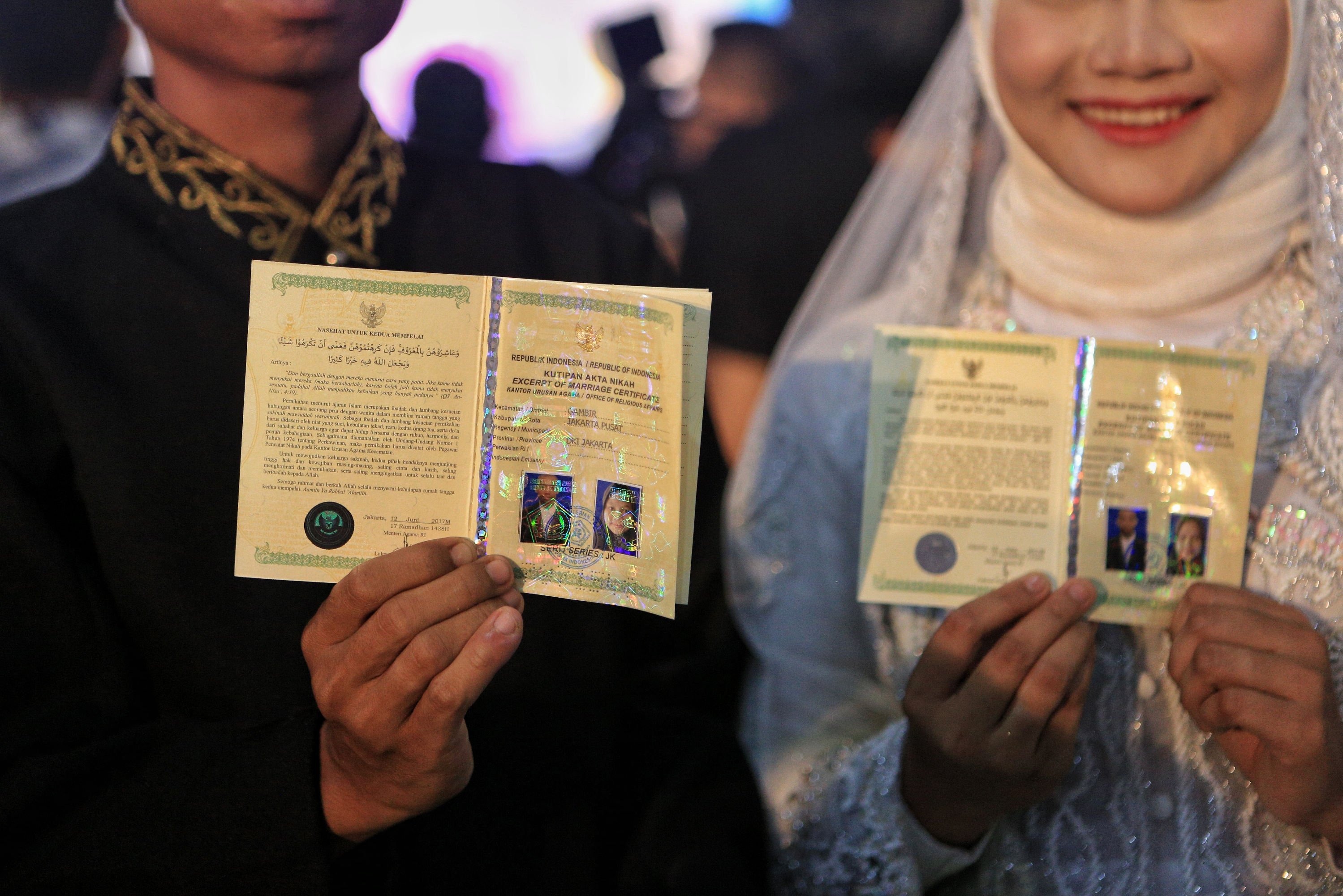 Sebanyak 631 pasangan mengikuti nikah massal dan itsbat (pengesahan pernikahan) massal yang digelar Pemprov DKI Jakarta pada malam pergantian tahun