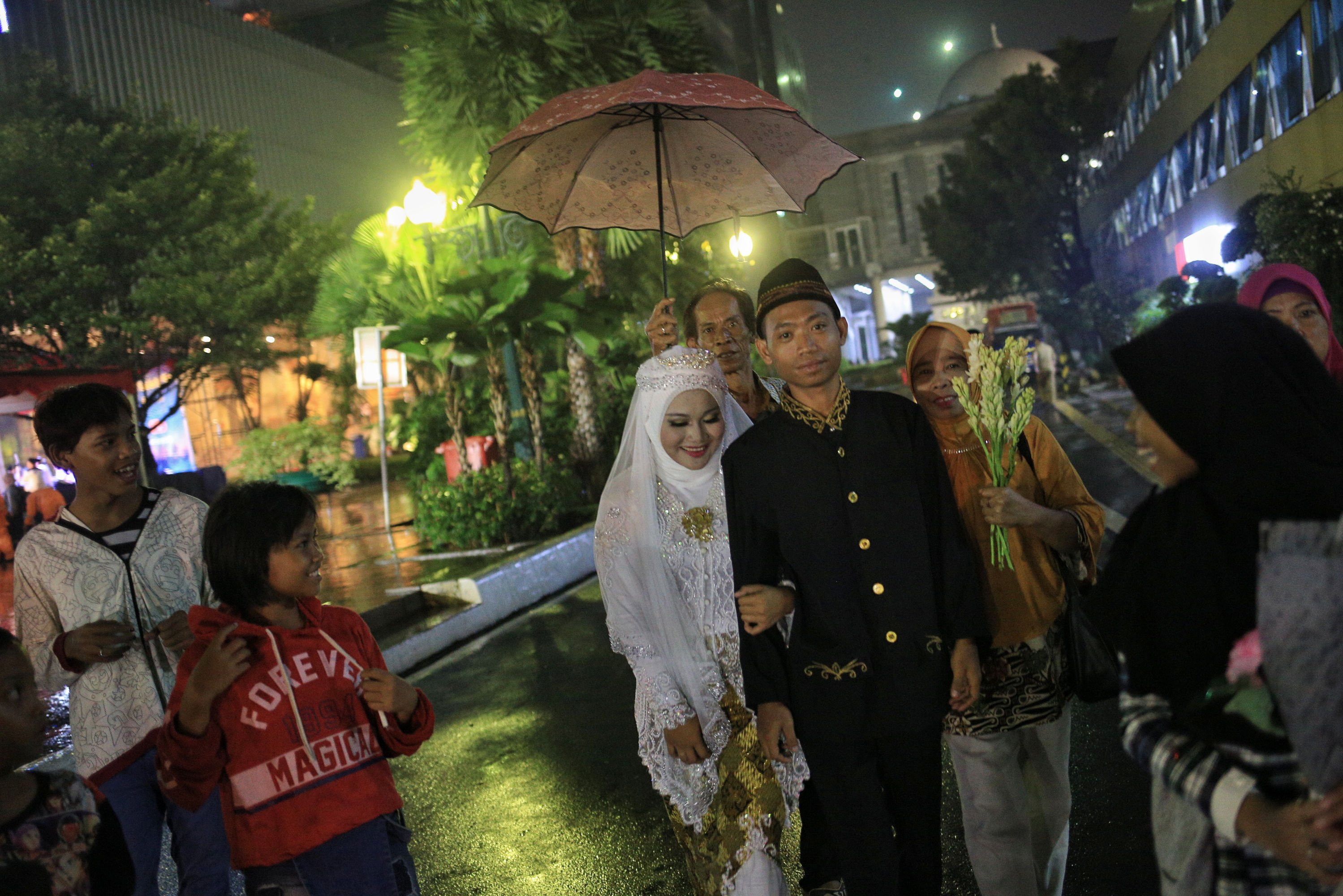 Sejumlah warga mengikuti prosesi nikah masal di Halaman Balaikota, Jakarta Pusat, Selasa (31/12/2019). Acara Ini dukungan dari Badan Amil Zakat Nasional (Baznas/Bazis) Provinsi DKI Jakarta dan juga Pemprov DKI Jakarta.